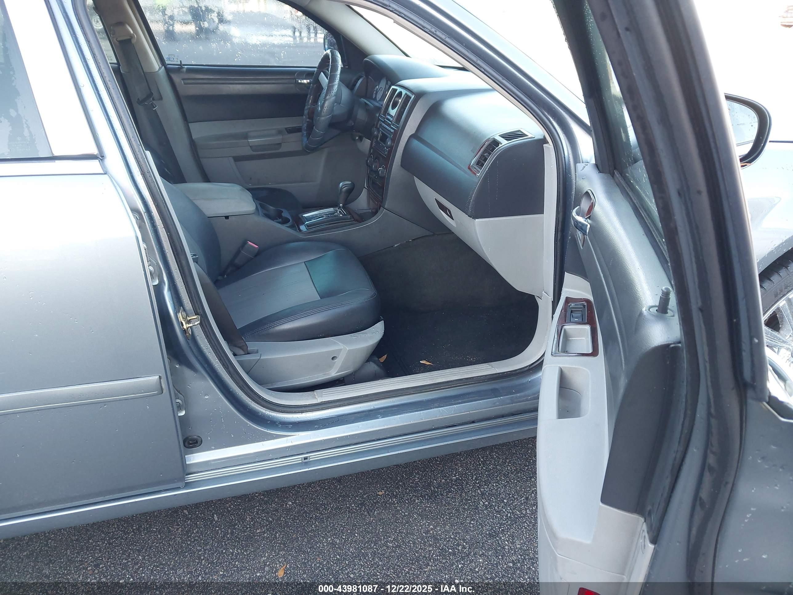 CHRYSLER 300 image 5