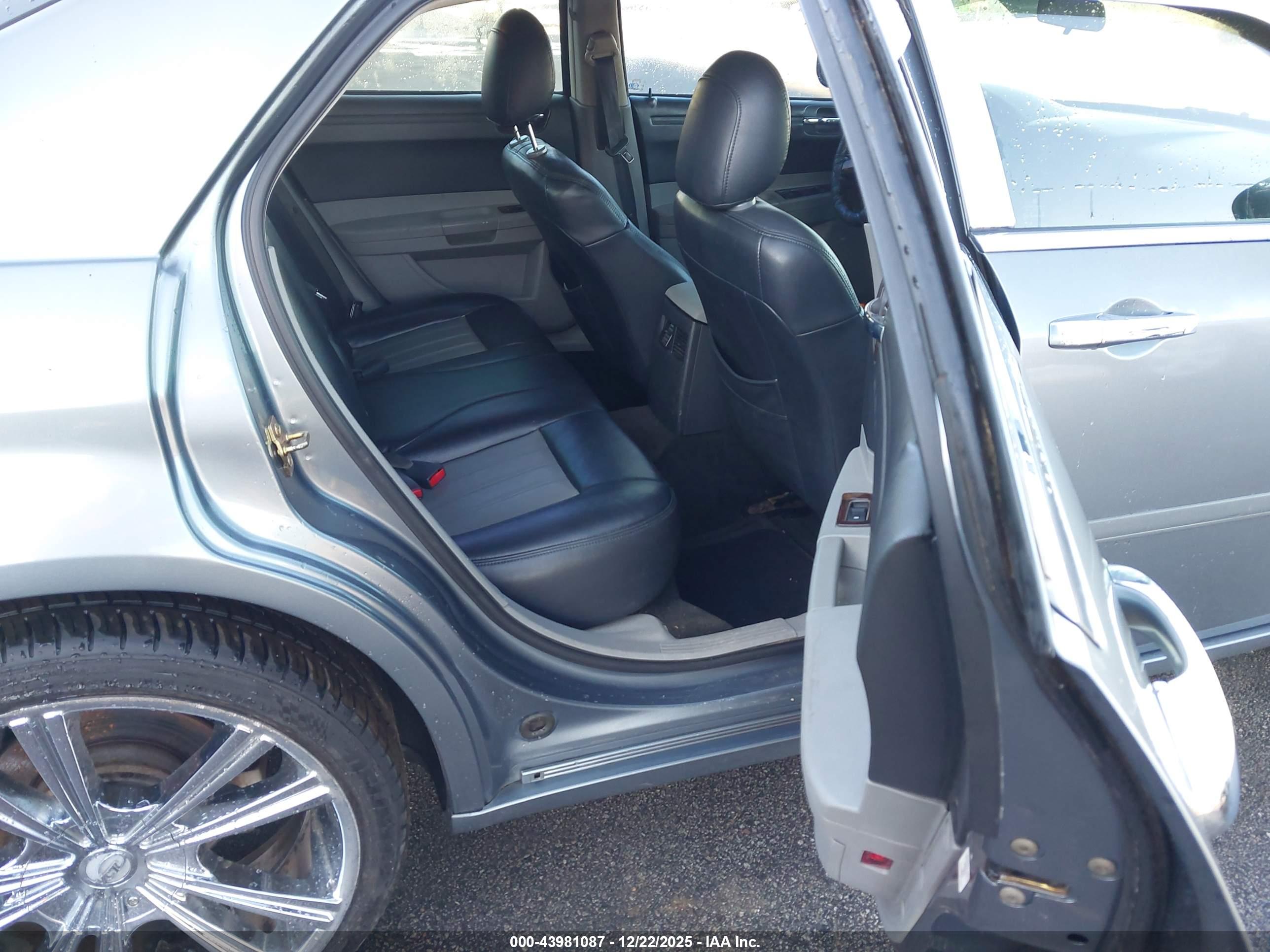 CHRYSLER 300 image 8