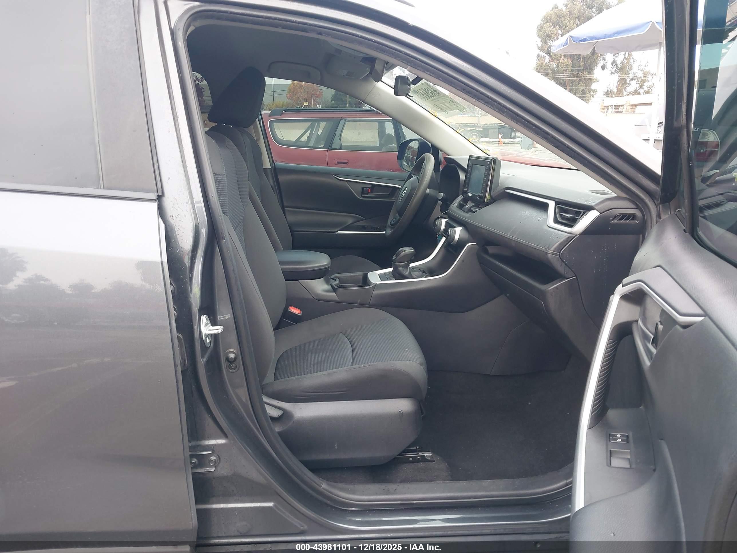 TOYOTA RAV4 image 5