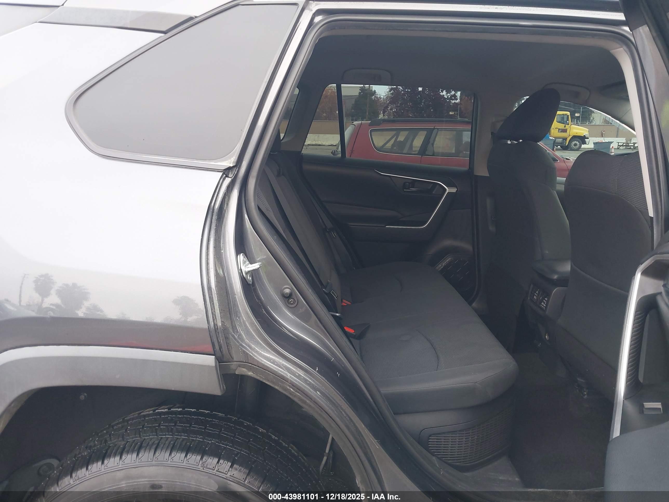 TOYOTA RAV4 image 8