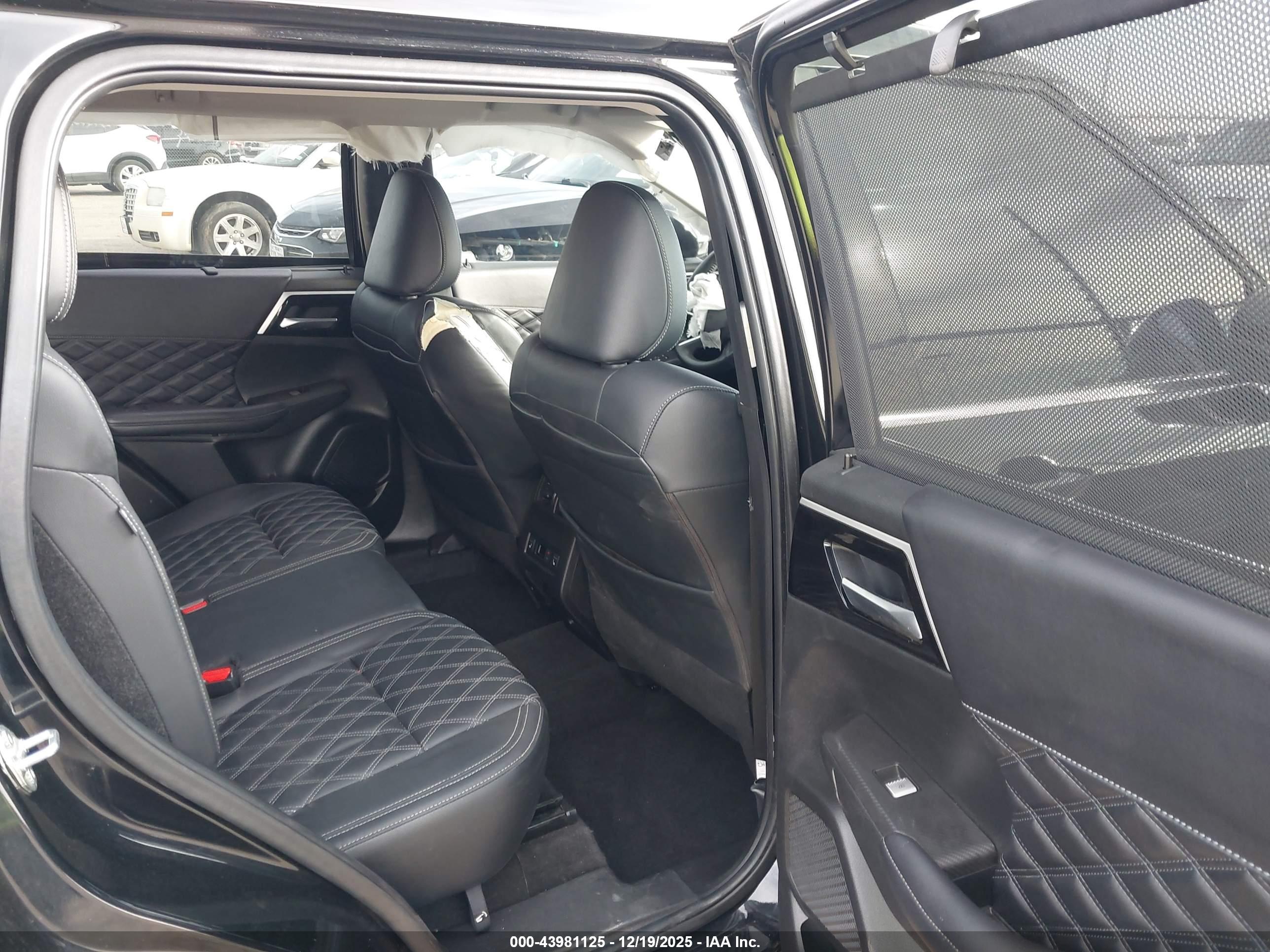 MITSUBISHI OUTLANDER image 8