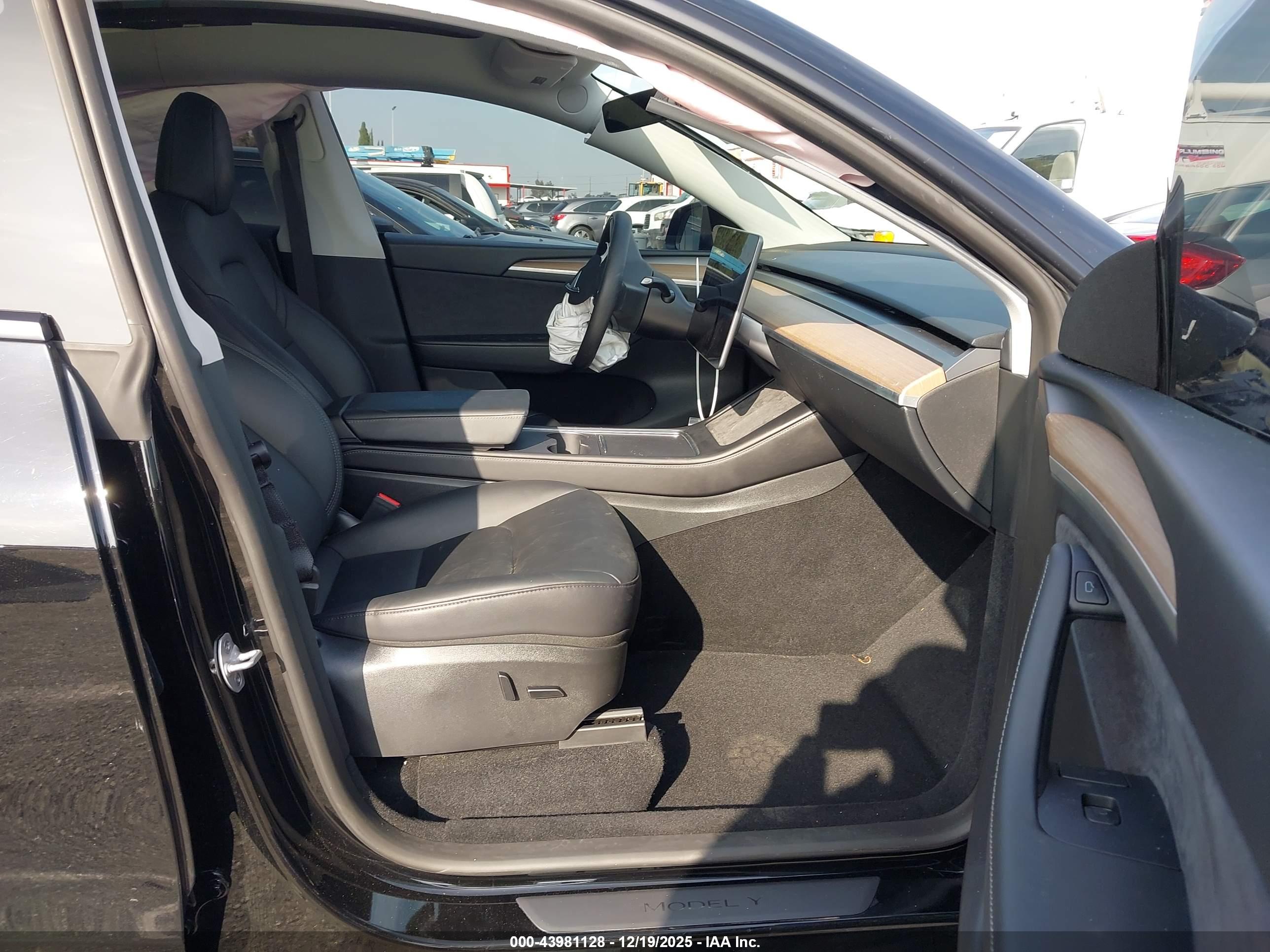 TESLA MODEL image 5