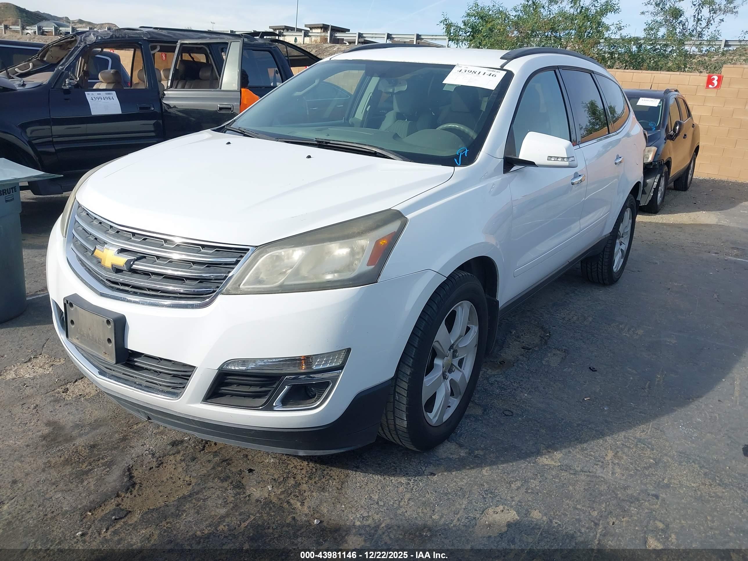 CHEVROLET TRAVERSE image 2