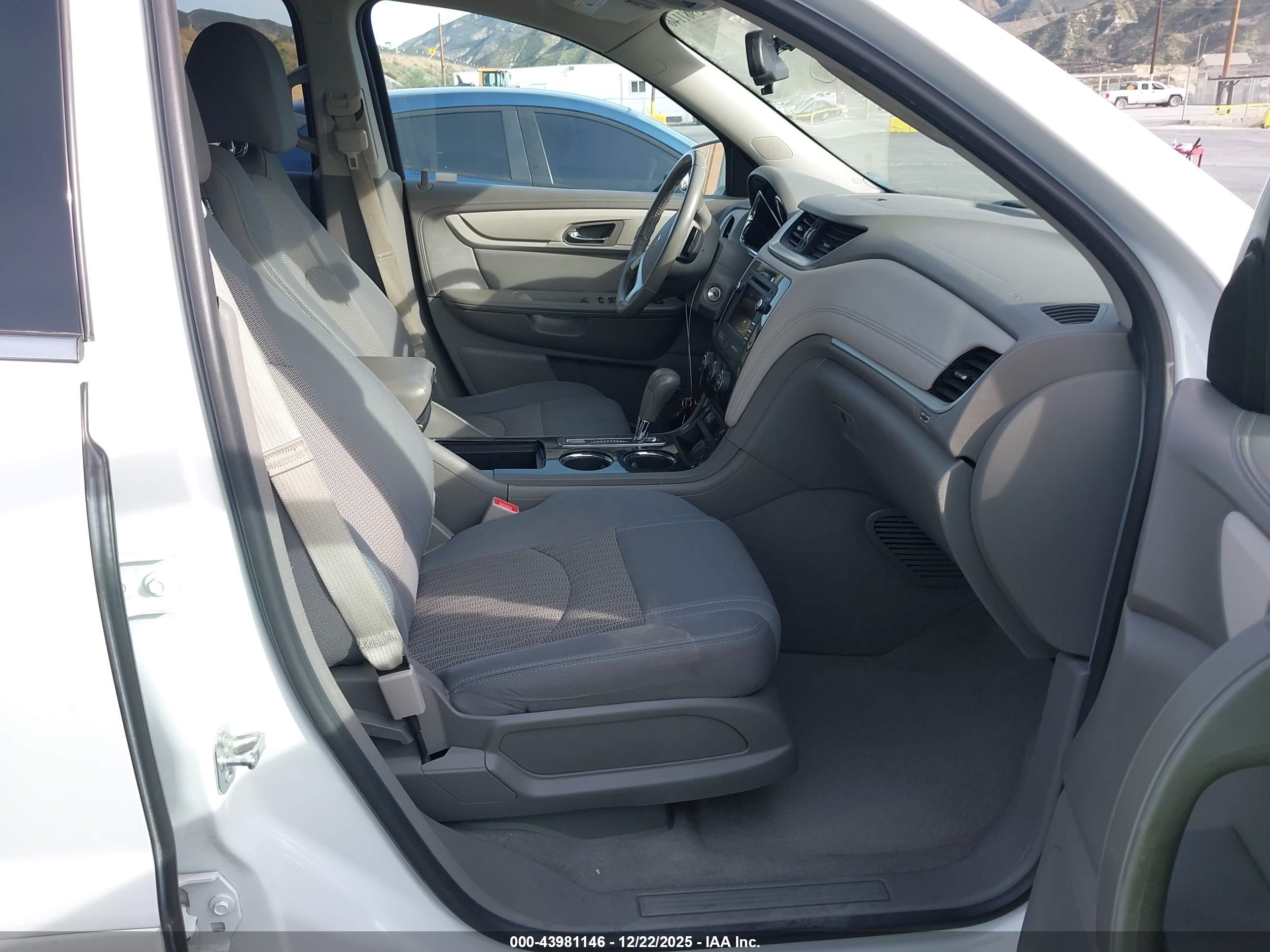 CHEVROLET TRAVERSE image 5