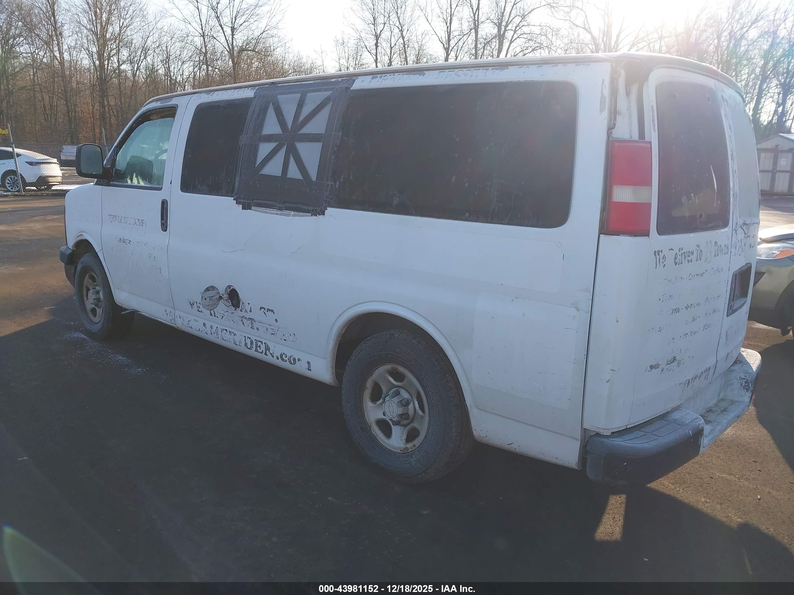 CHEVROLET EXPRESS image 3