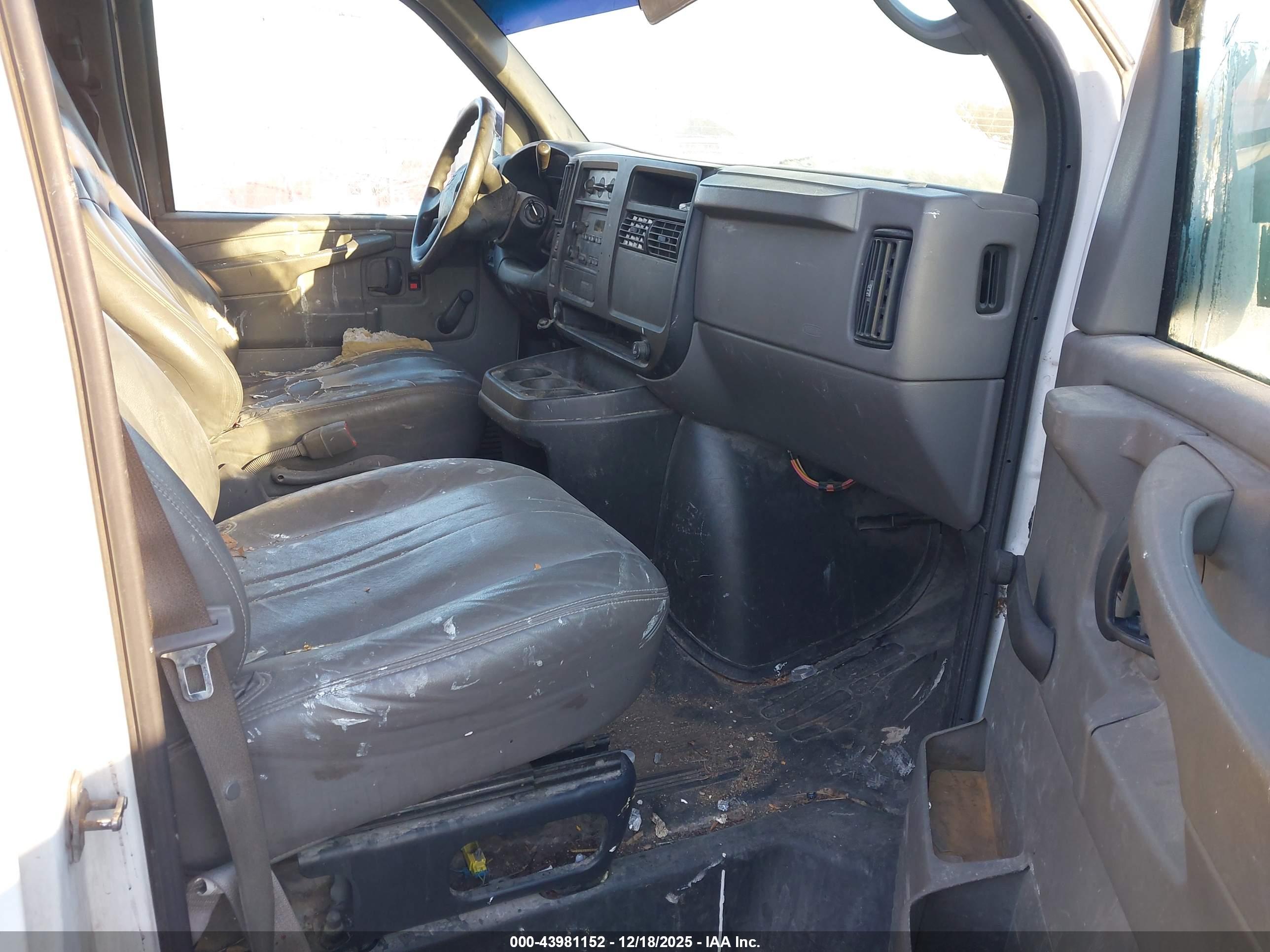 CHEVROLET EXPRESS image 5
