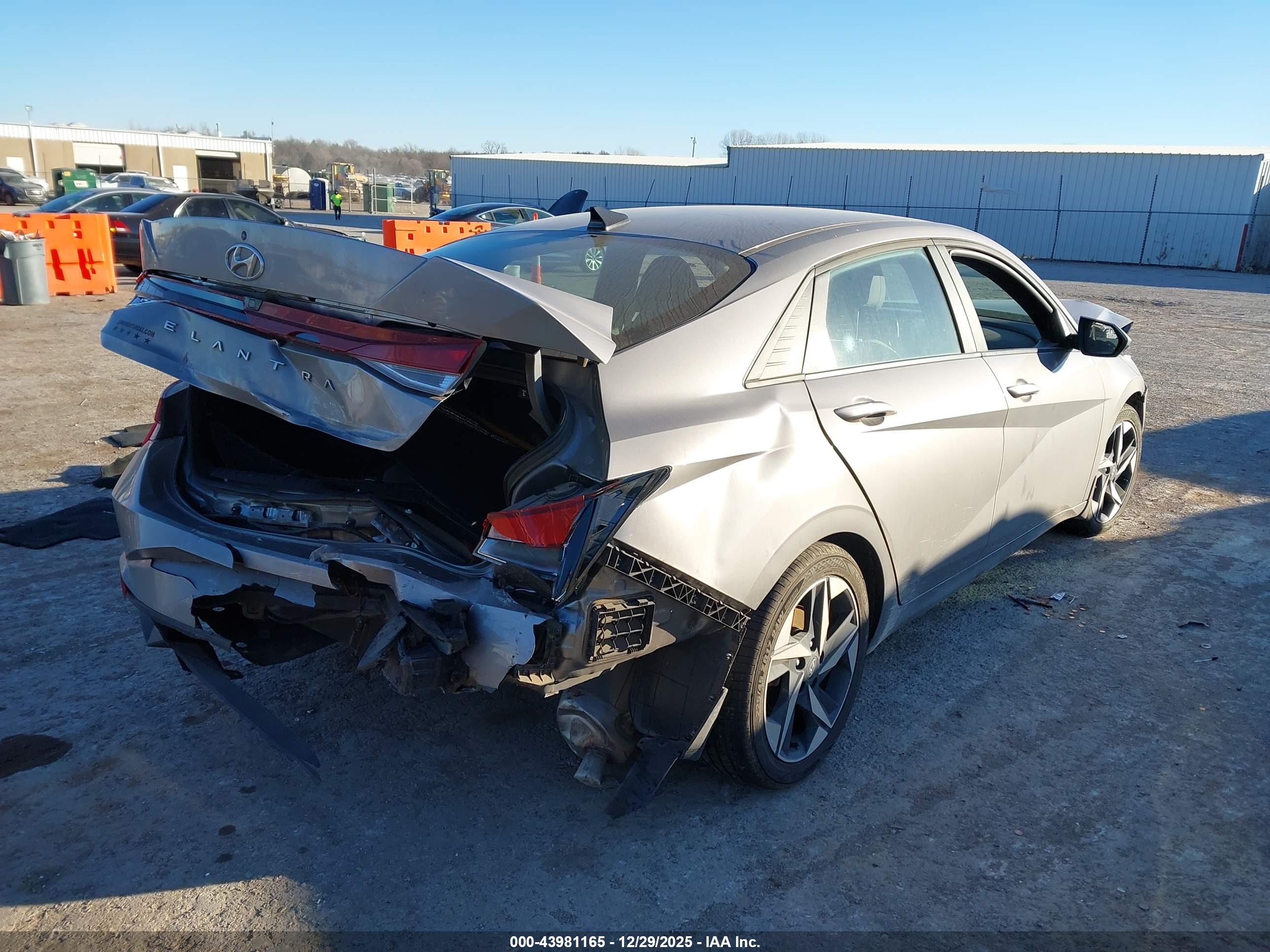 HYUNDAI ELANTRA image 4