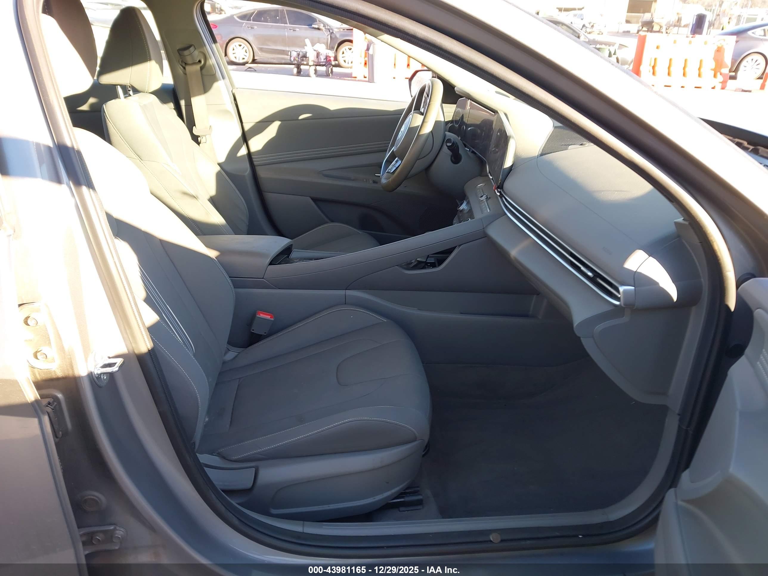 HYUNDAI ELANTRA image 5