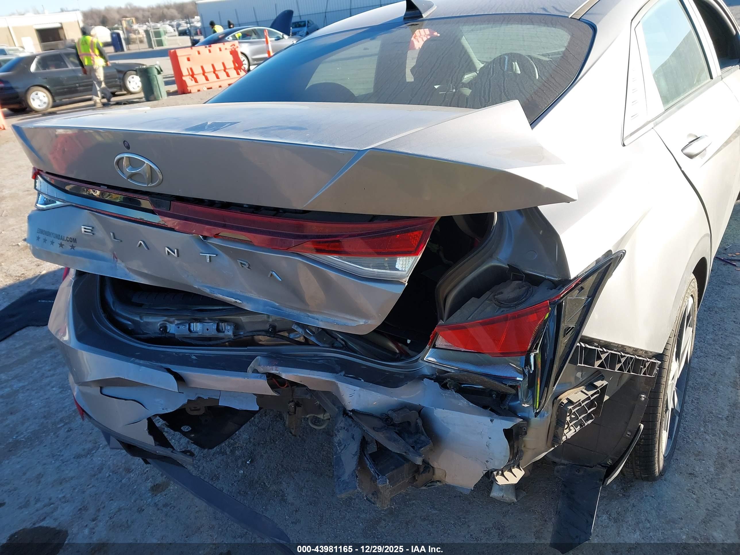 HYUNDAI ELANTRA image 6