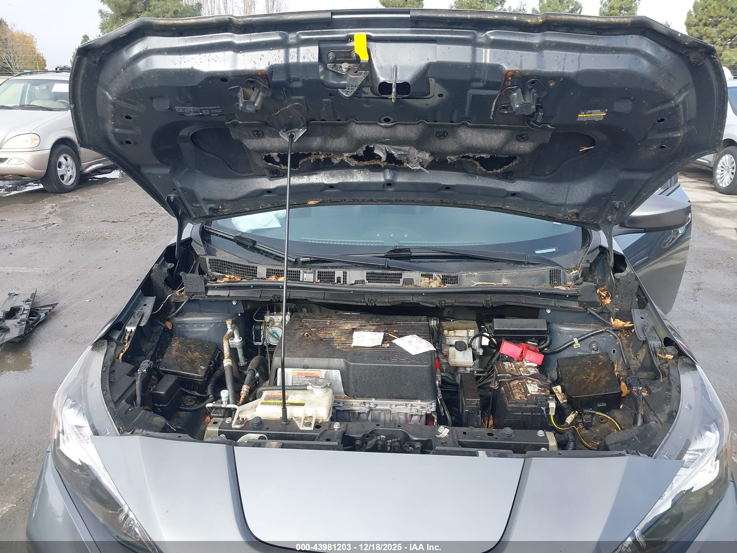 NISSAN LEAF image 10