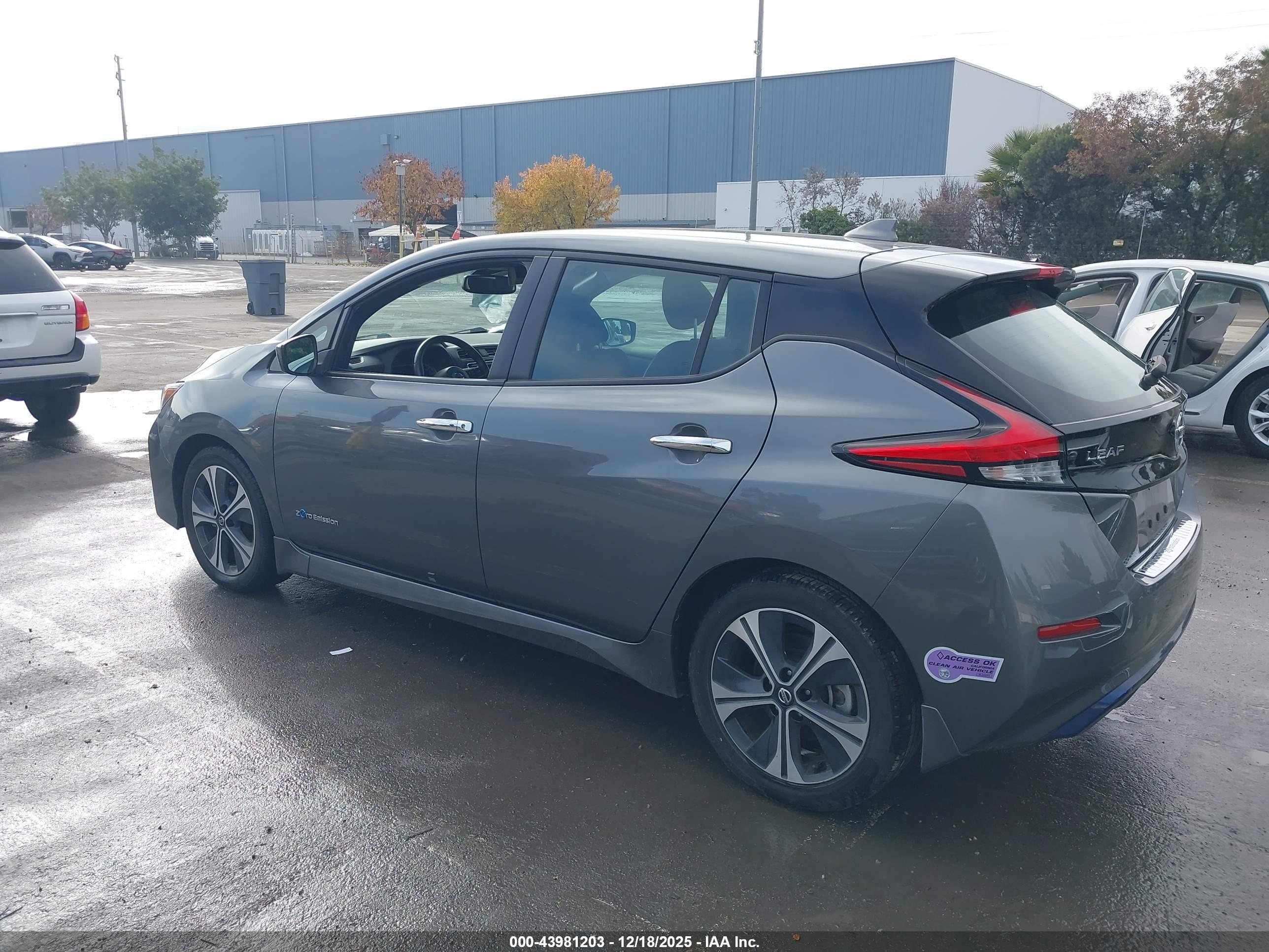 NISSAN LEAF image 3