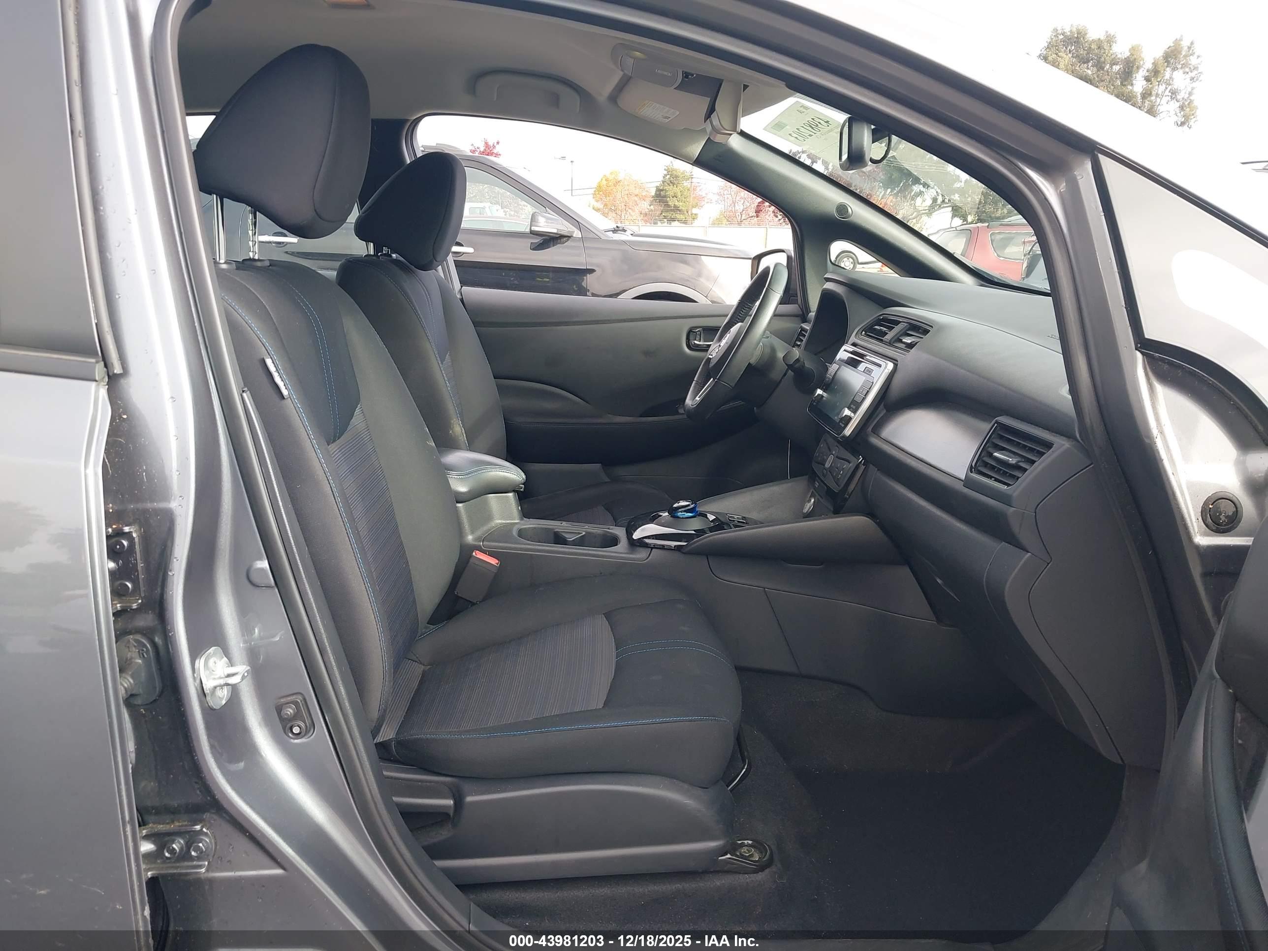 NISSAN LEAF image 5