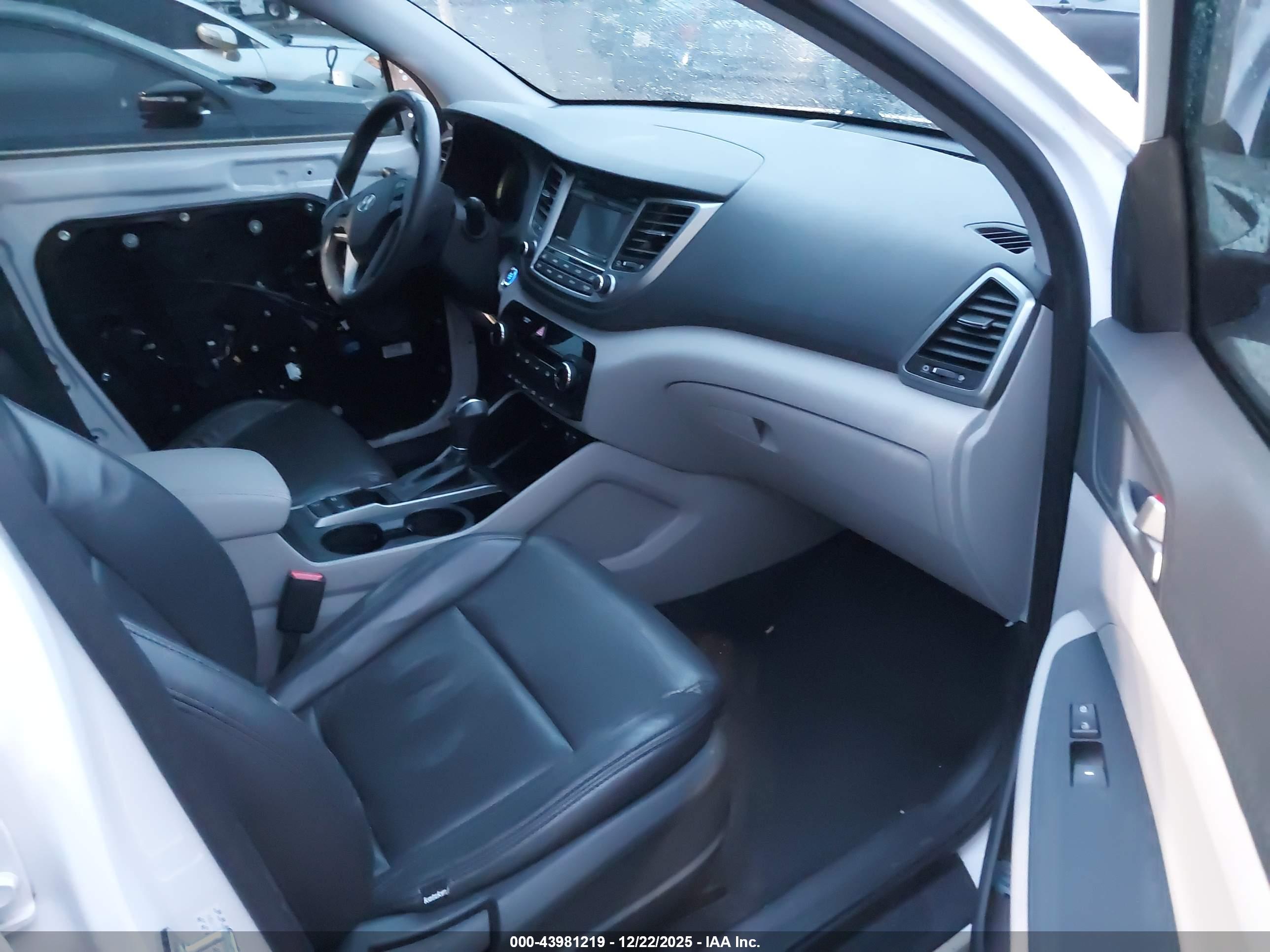 HYUNDAI TUCSON image 5