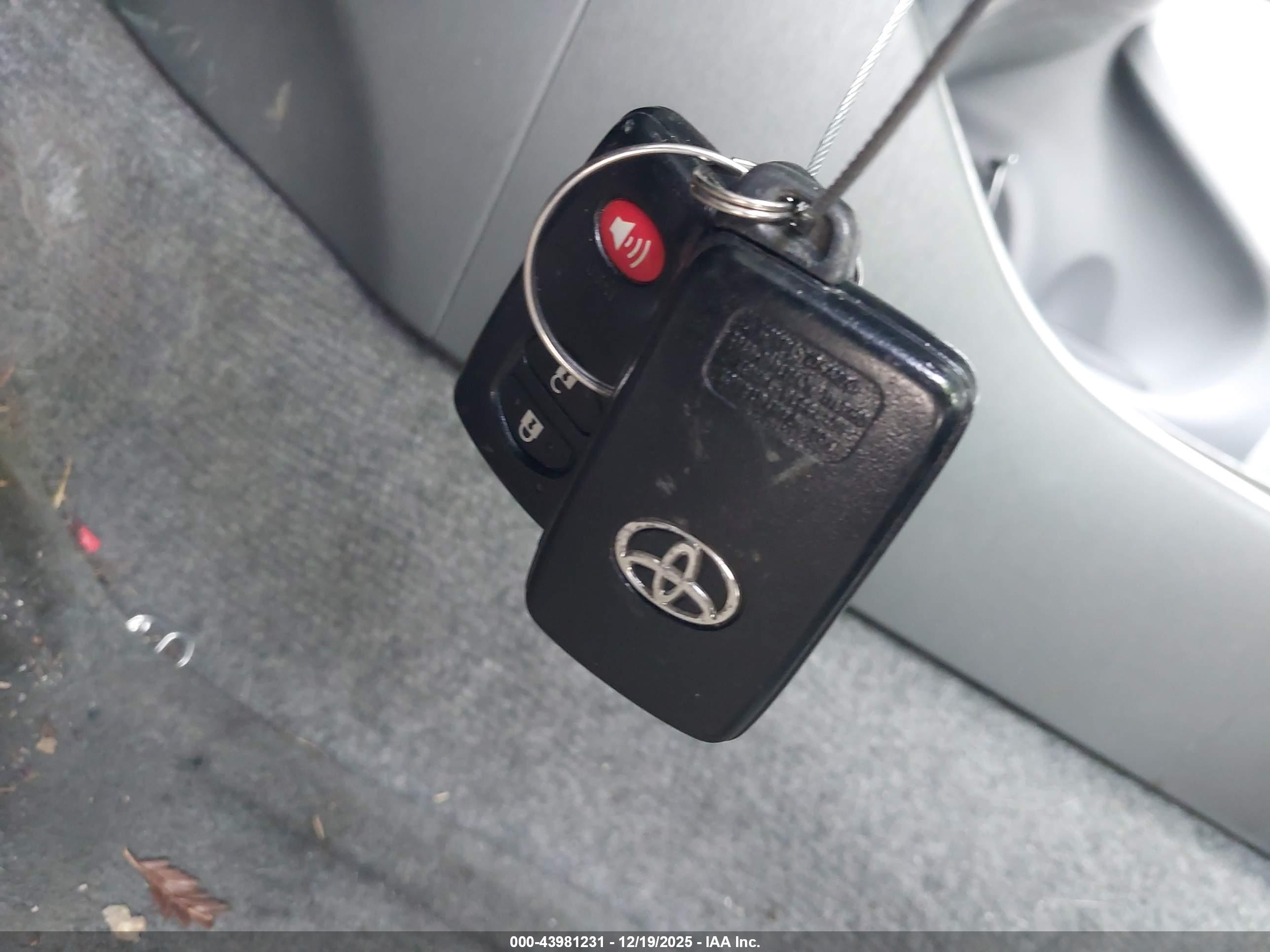 TOYOTA PRIUS image 11