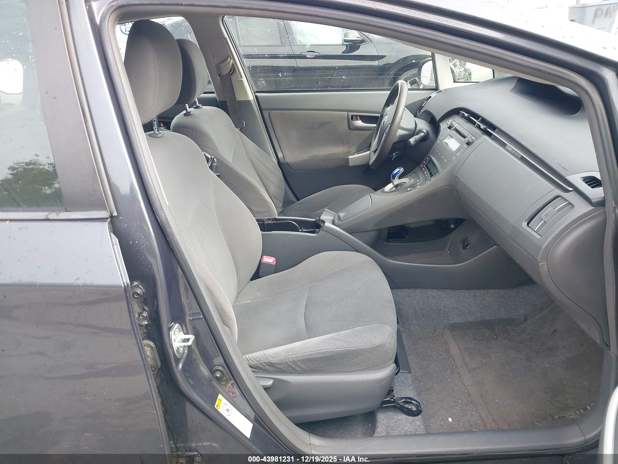TOYOTA PRIUS image 5