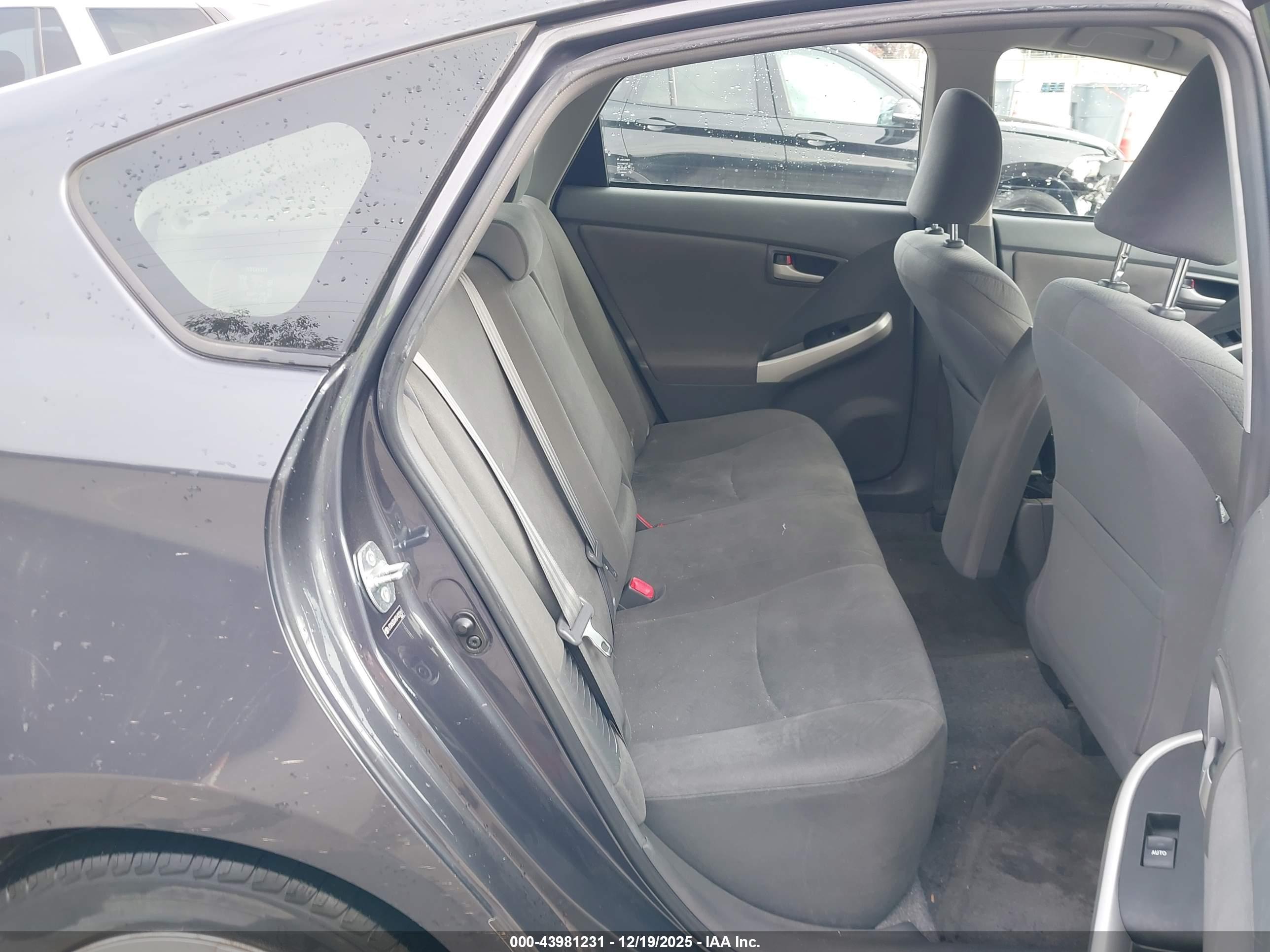 TOYOTA PRIUS image 8