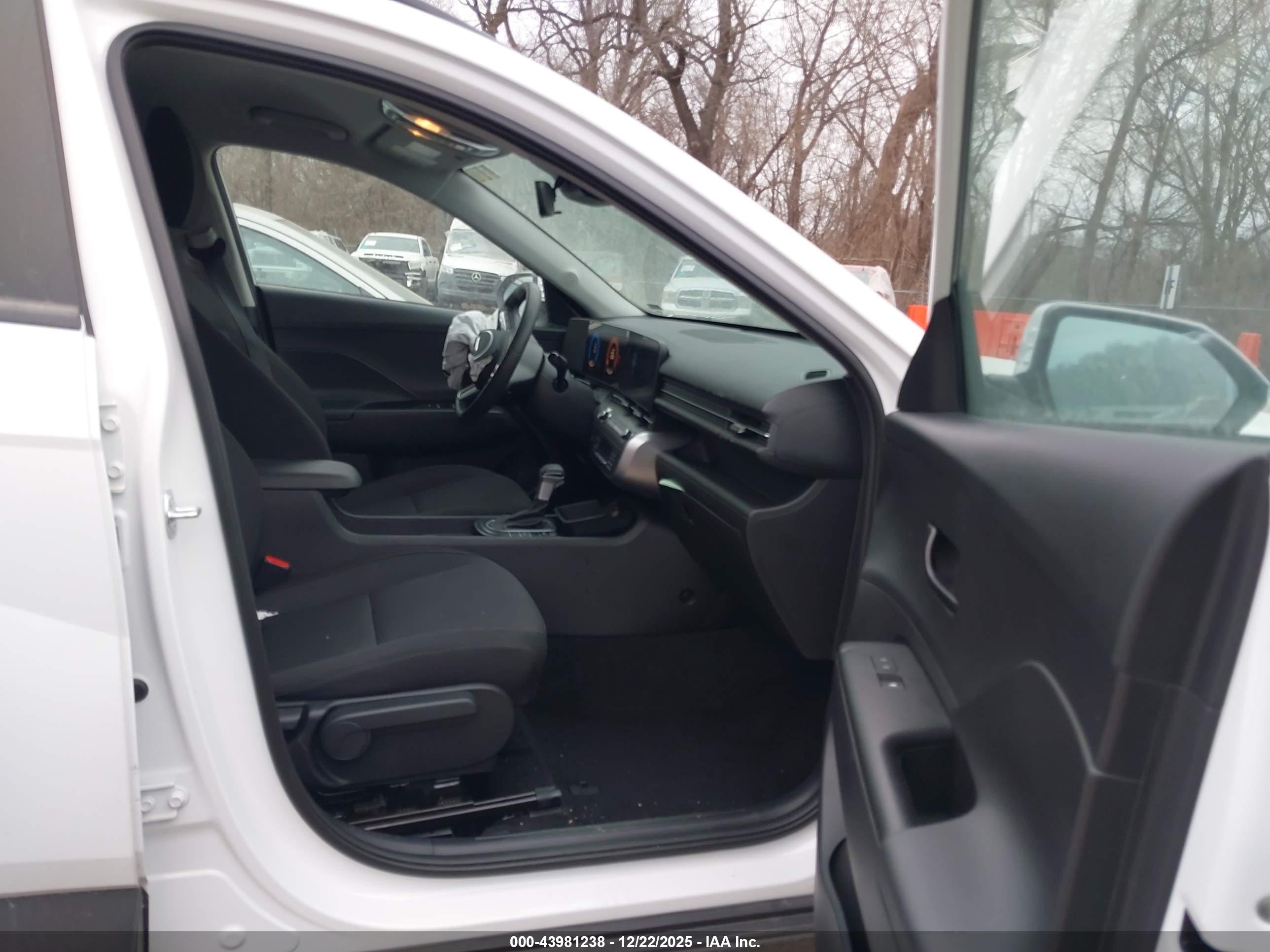 HYUNDAI KONA image 5