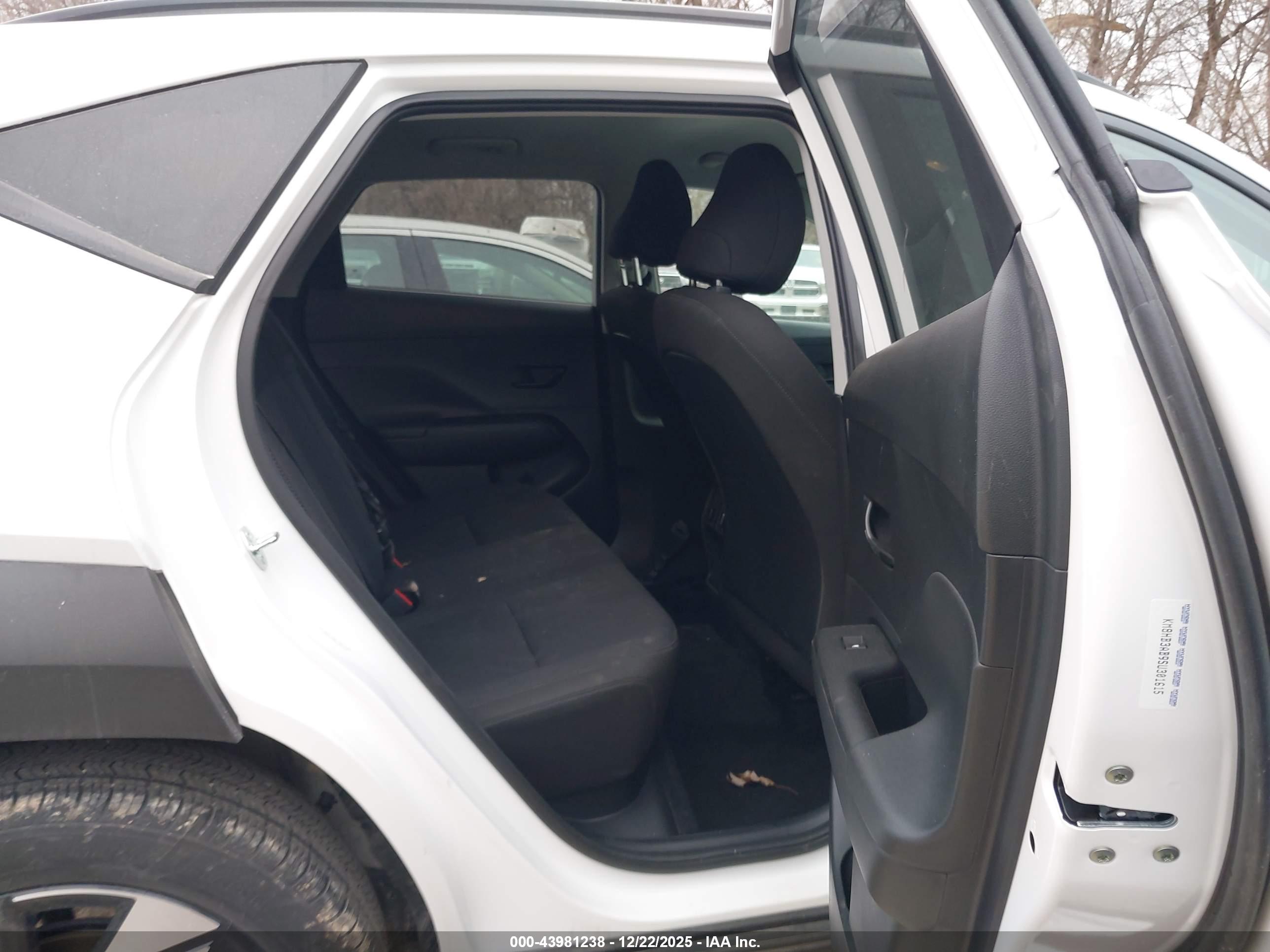 HYUNDAI KONA image 8