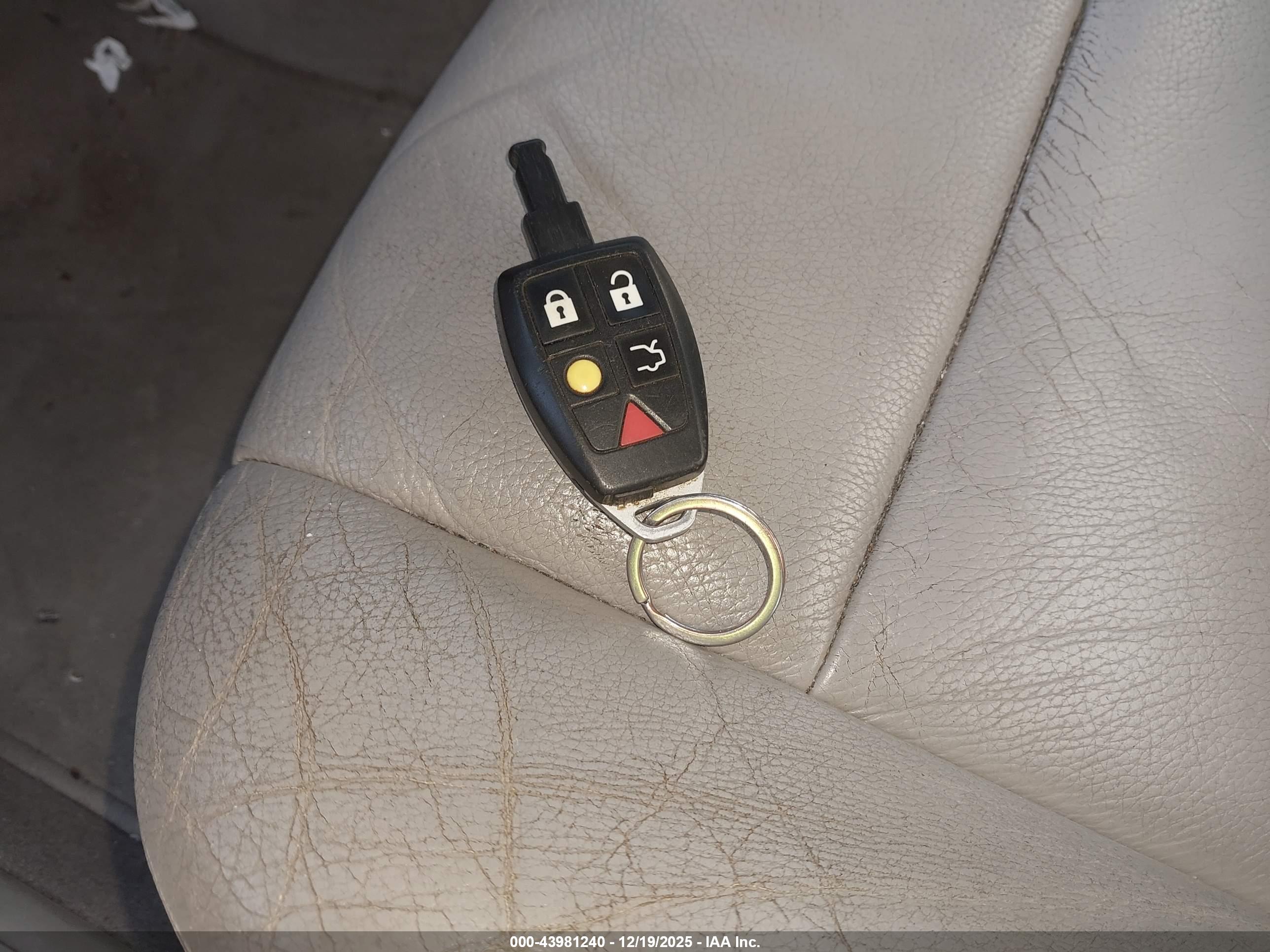 VOLVO S40 image 11