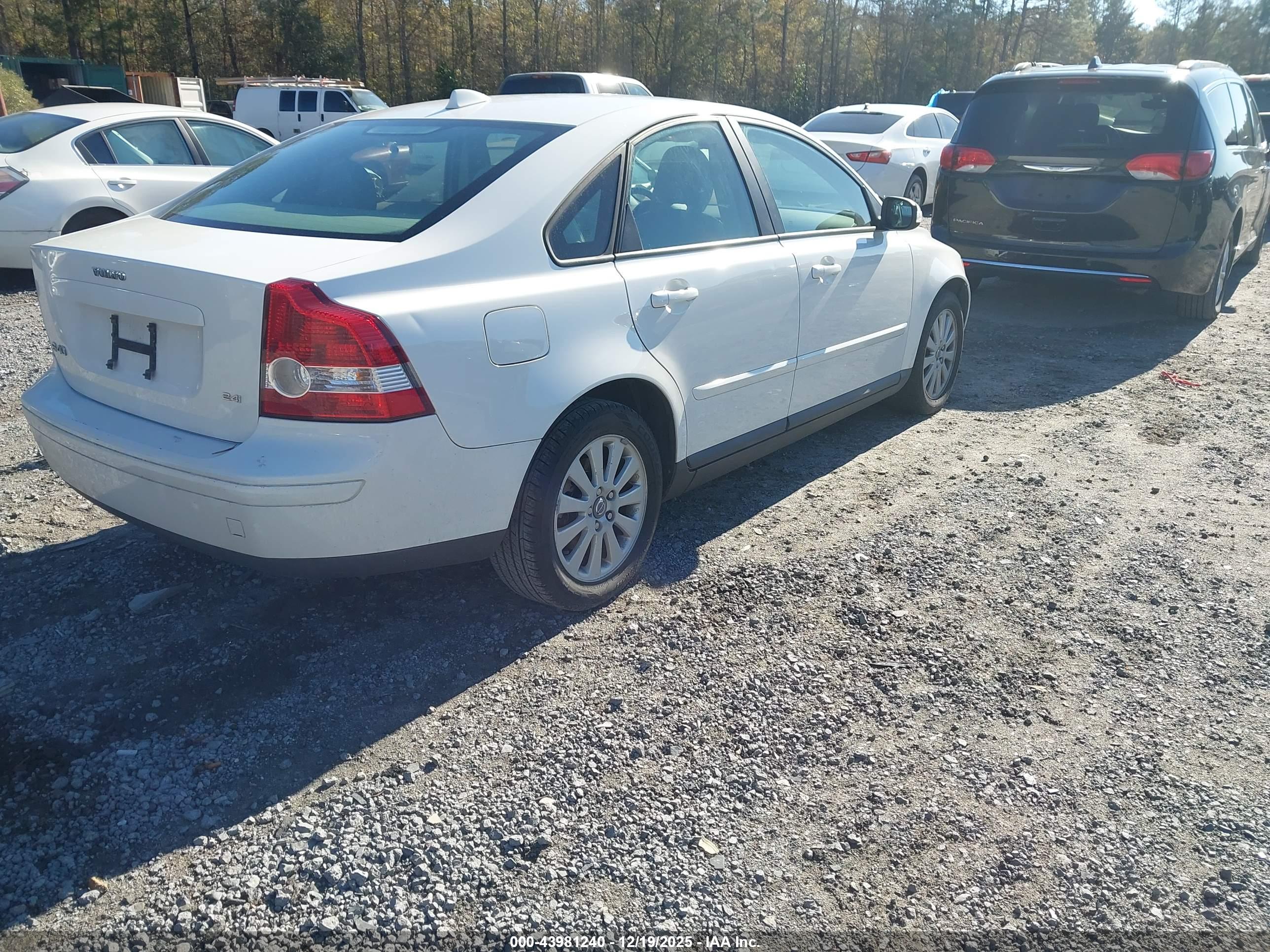 VOLVO S40 image 4