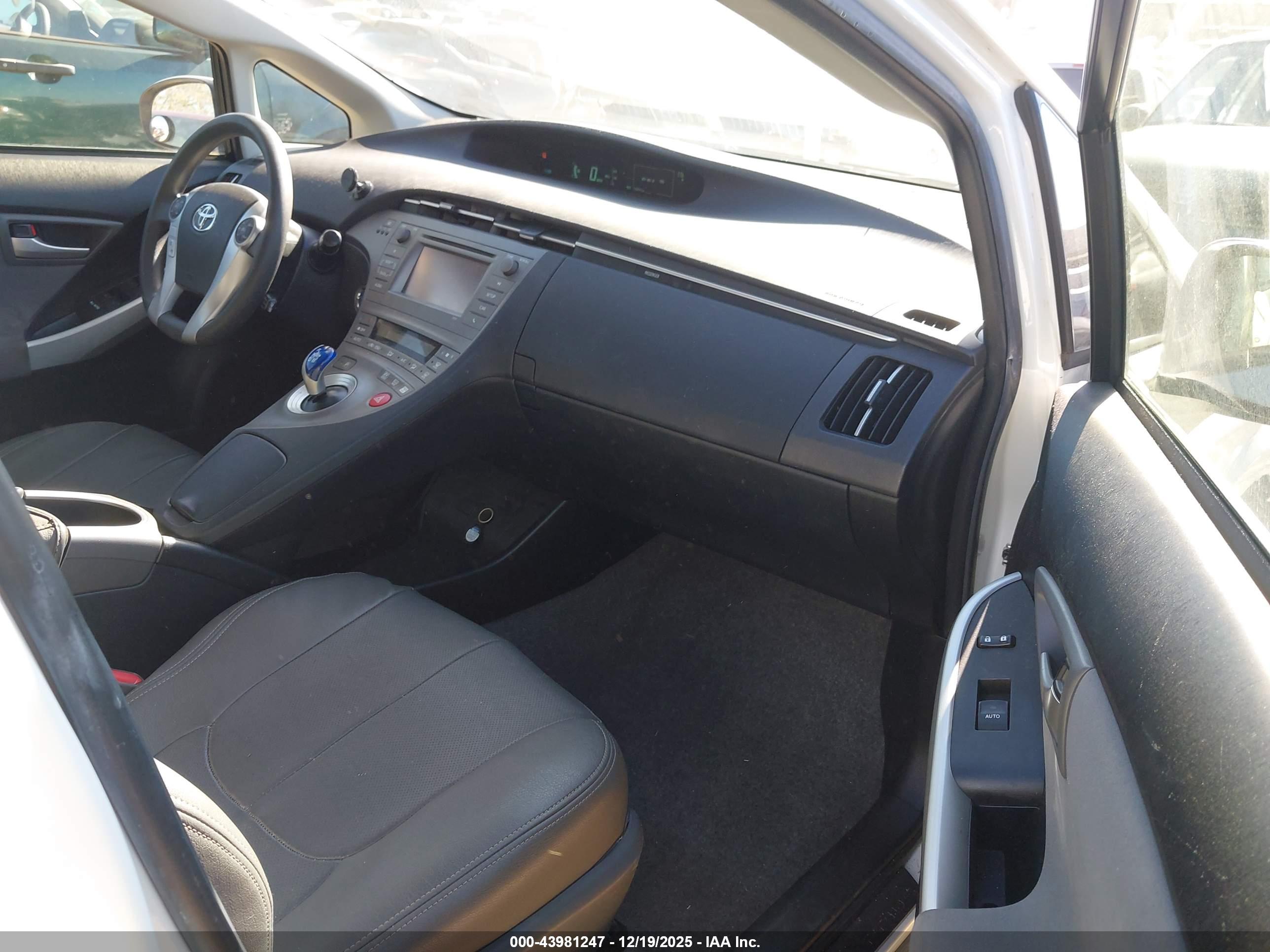 TOYOTA PRIUS image 5