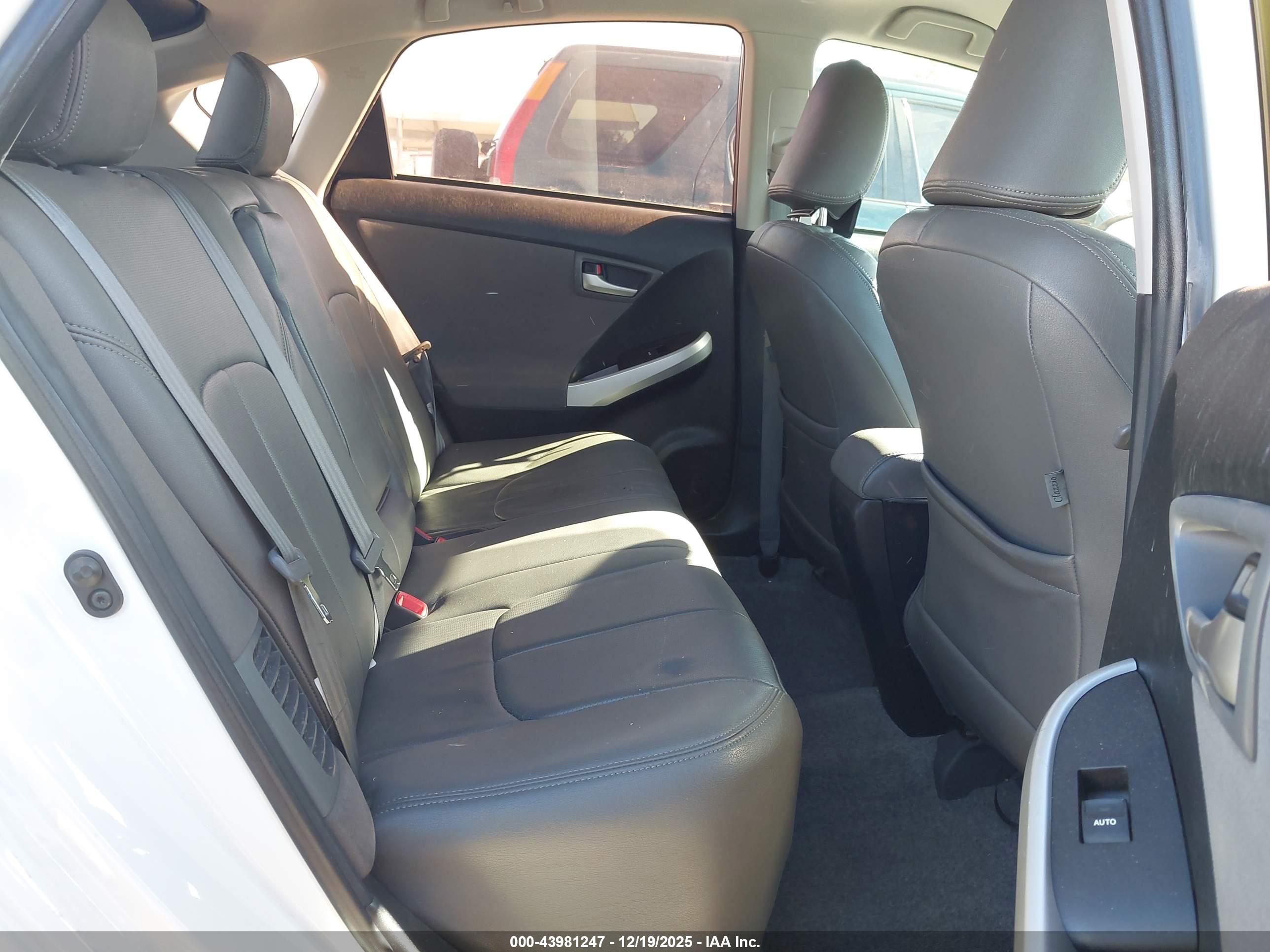 TOYOTA PRIUS image 8
