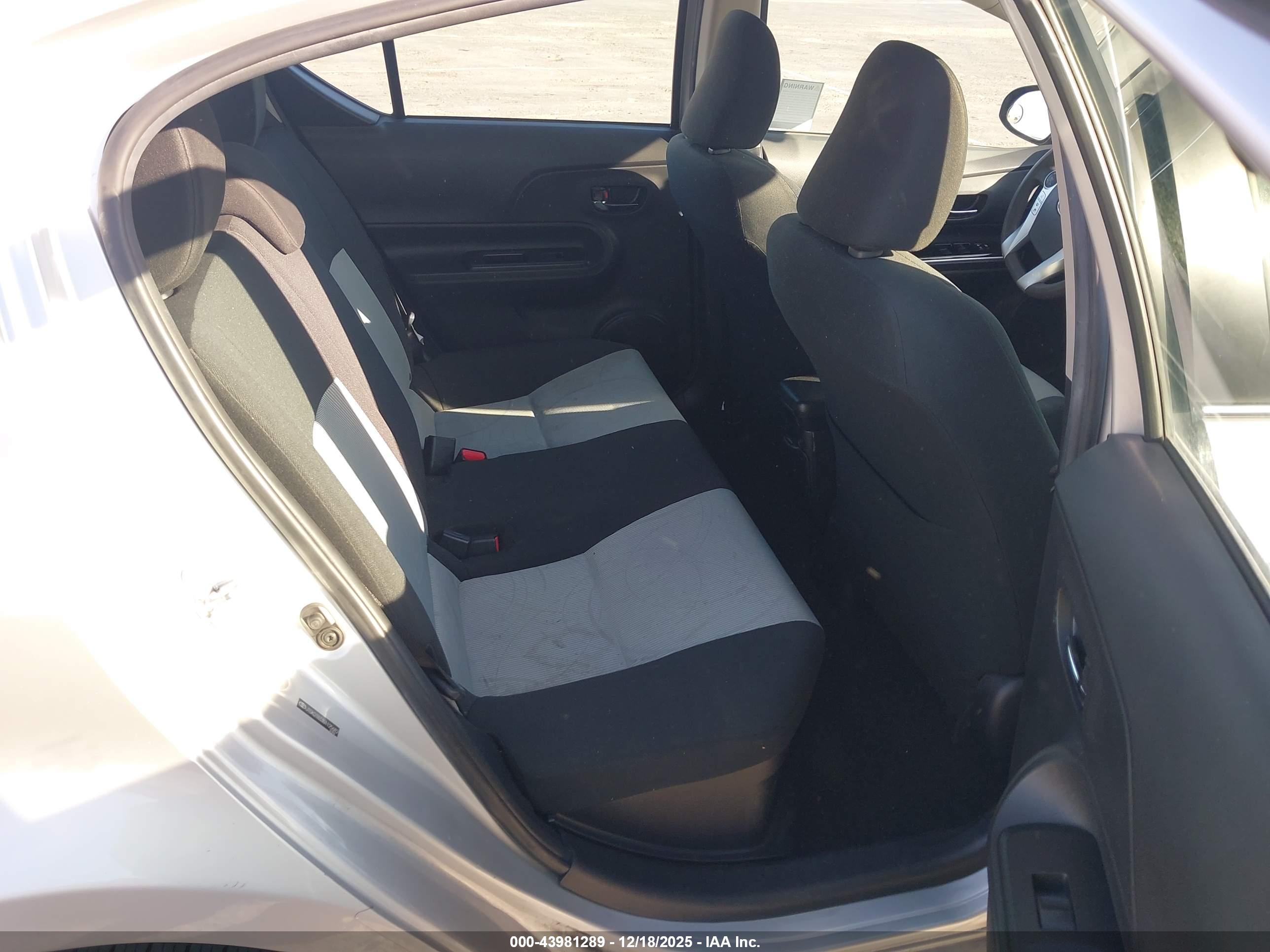 TOYOTA PRIUS image 8