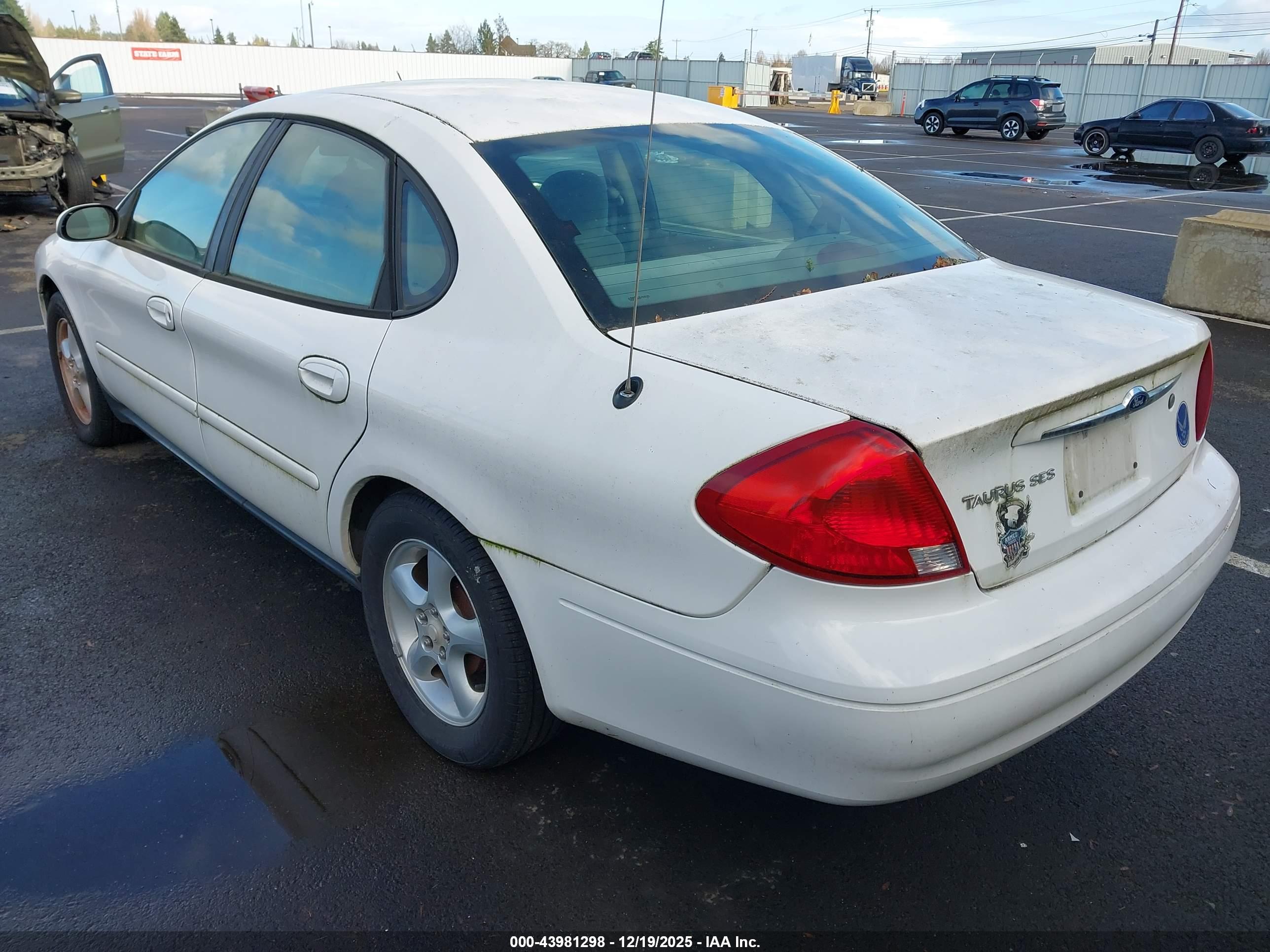 FORD TAURUS image 3