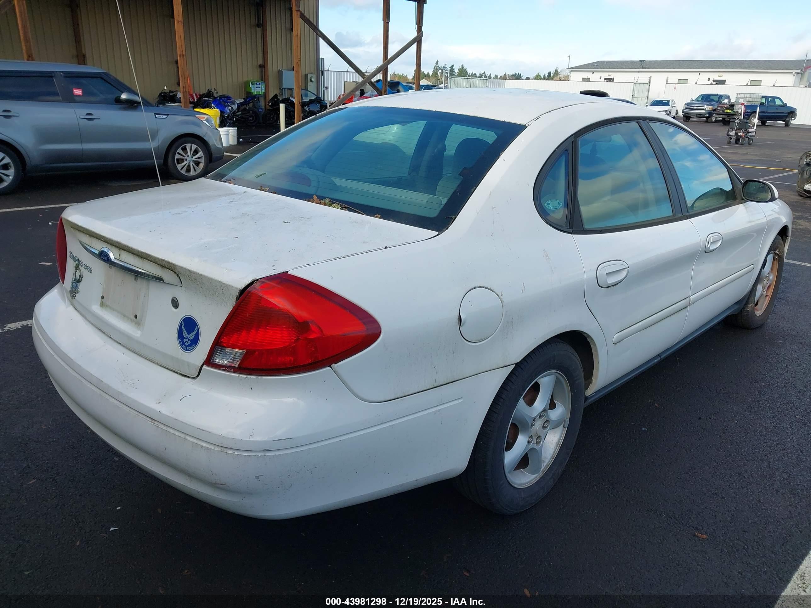 FORD TAURUS image 4