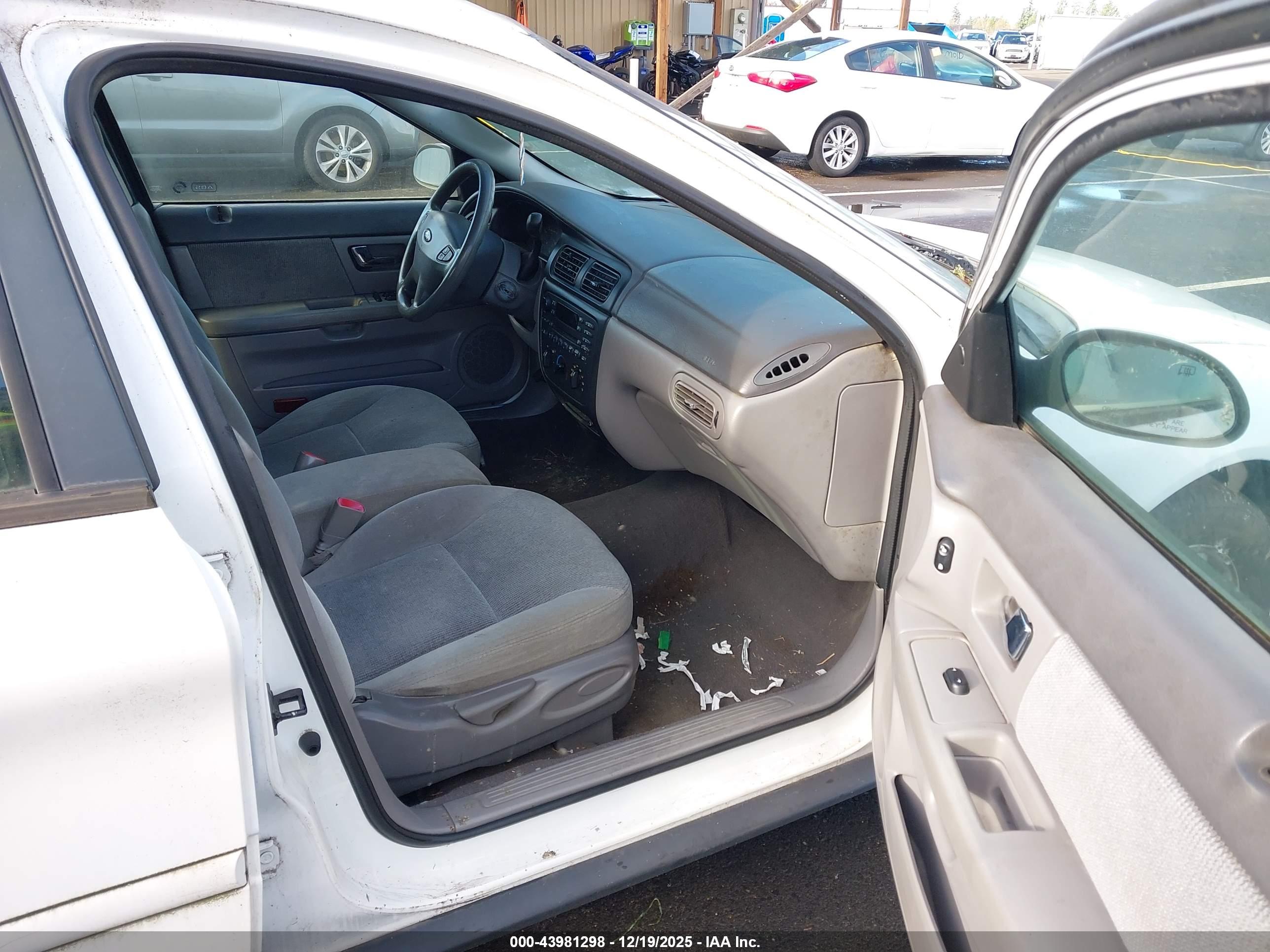 FORD TAURUS image 5
