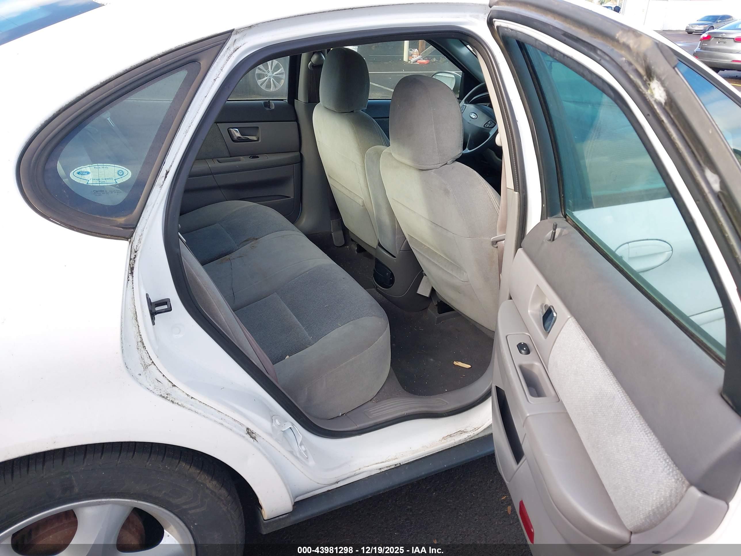 FORD TAURUS image 8