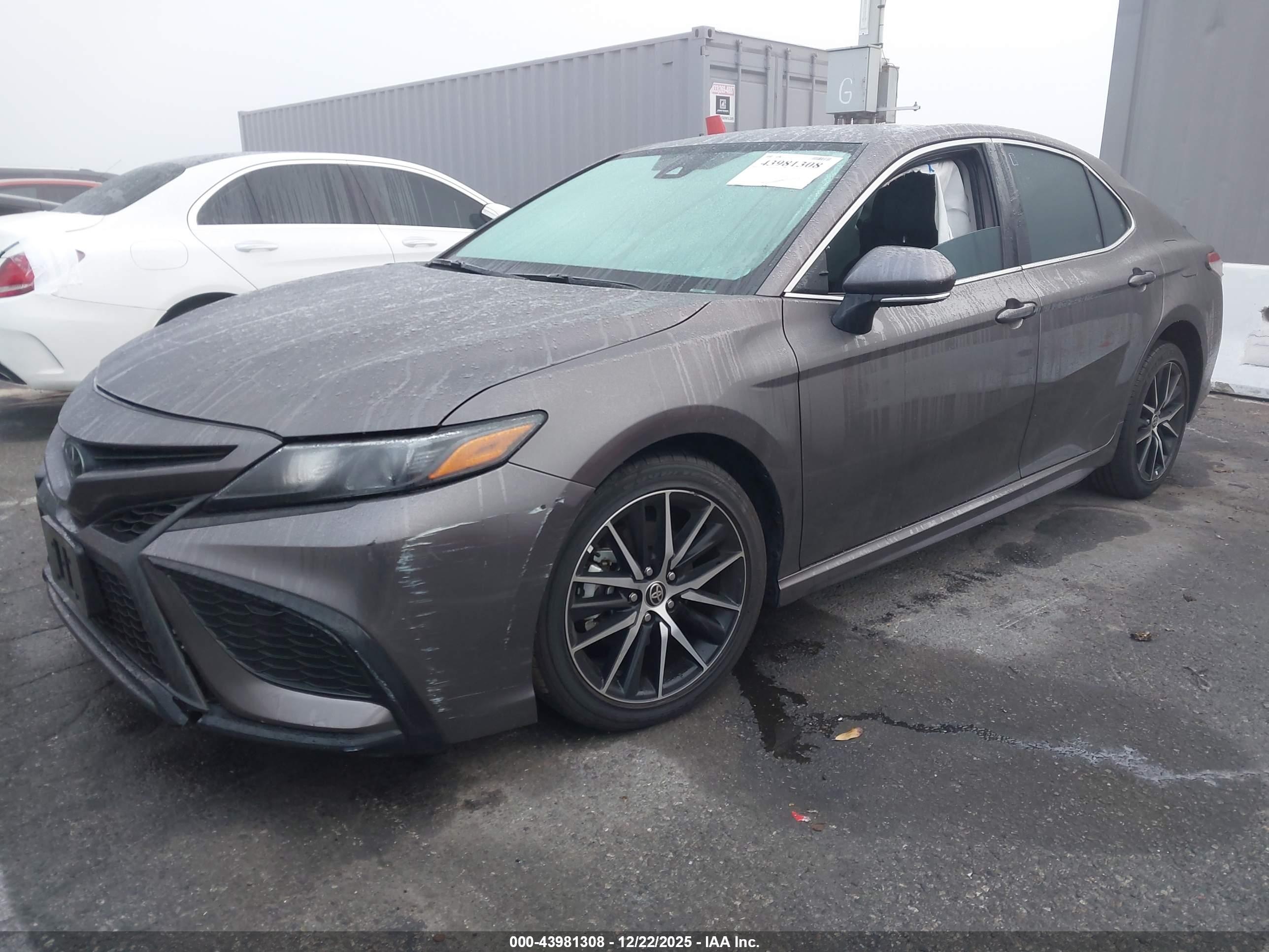 TOYOTA CAMRY image 2