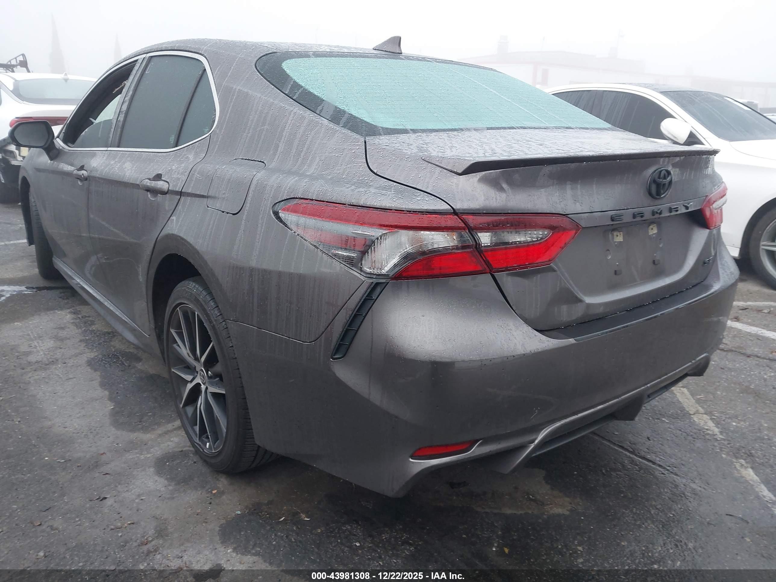 TOYOTA CAMRY image 3
