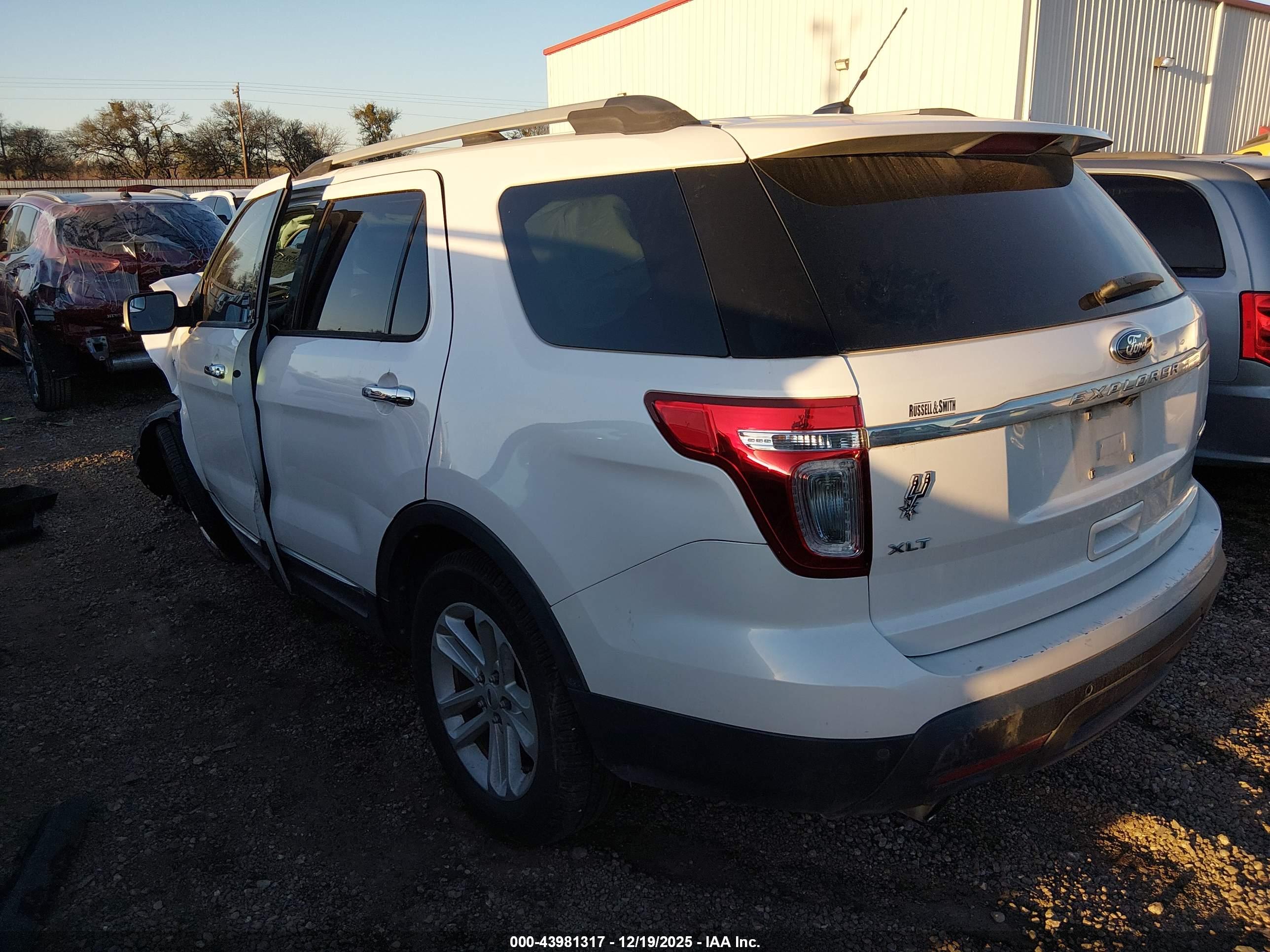 FORD EXPLORER image 3