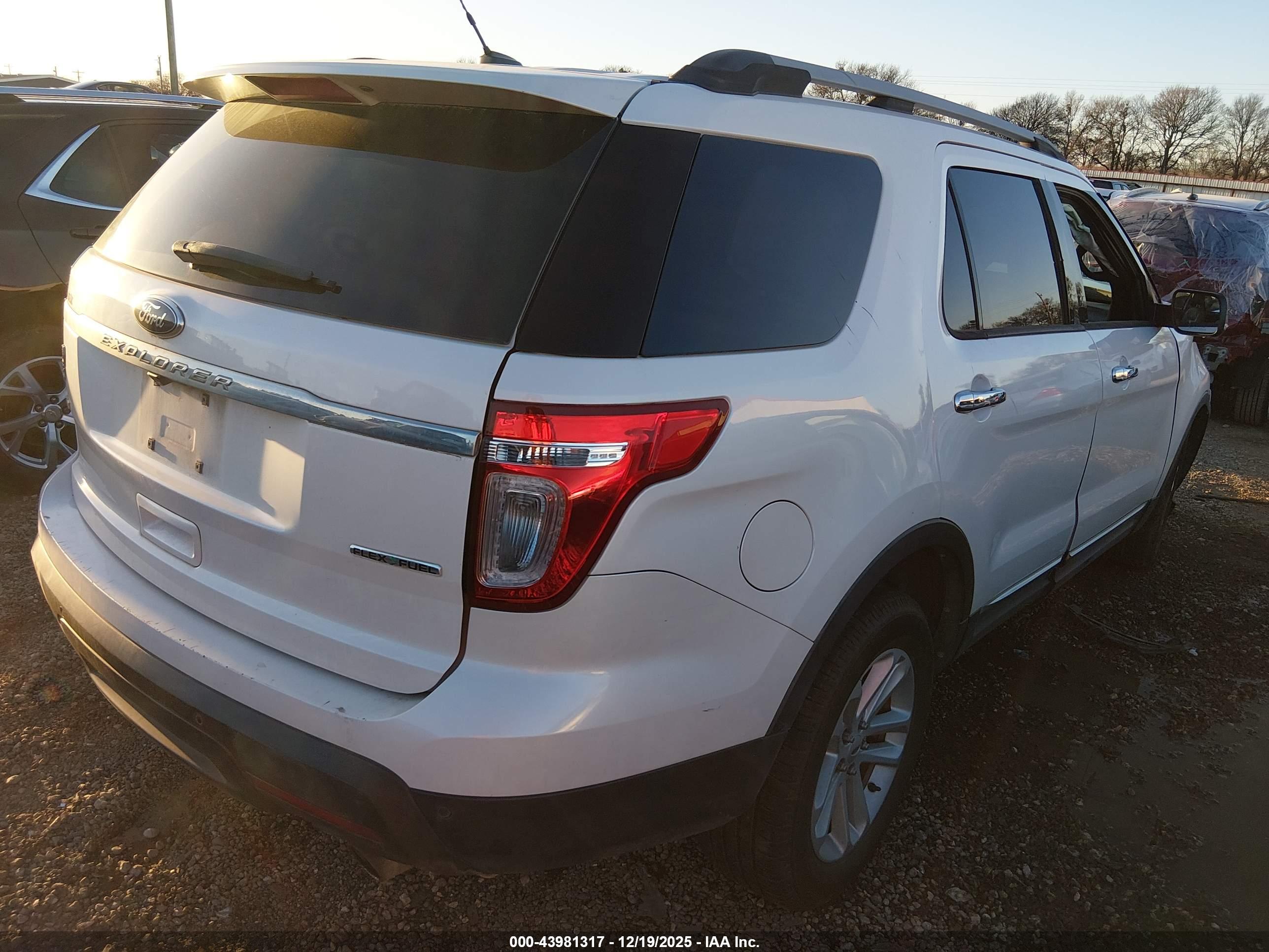FORD EXPLORER image 4