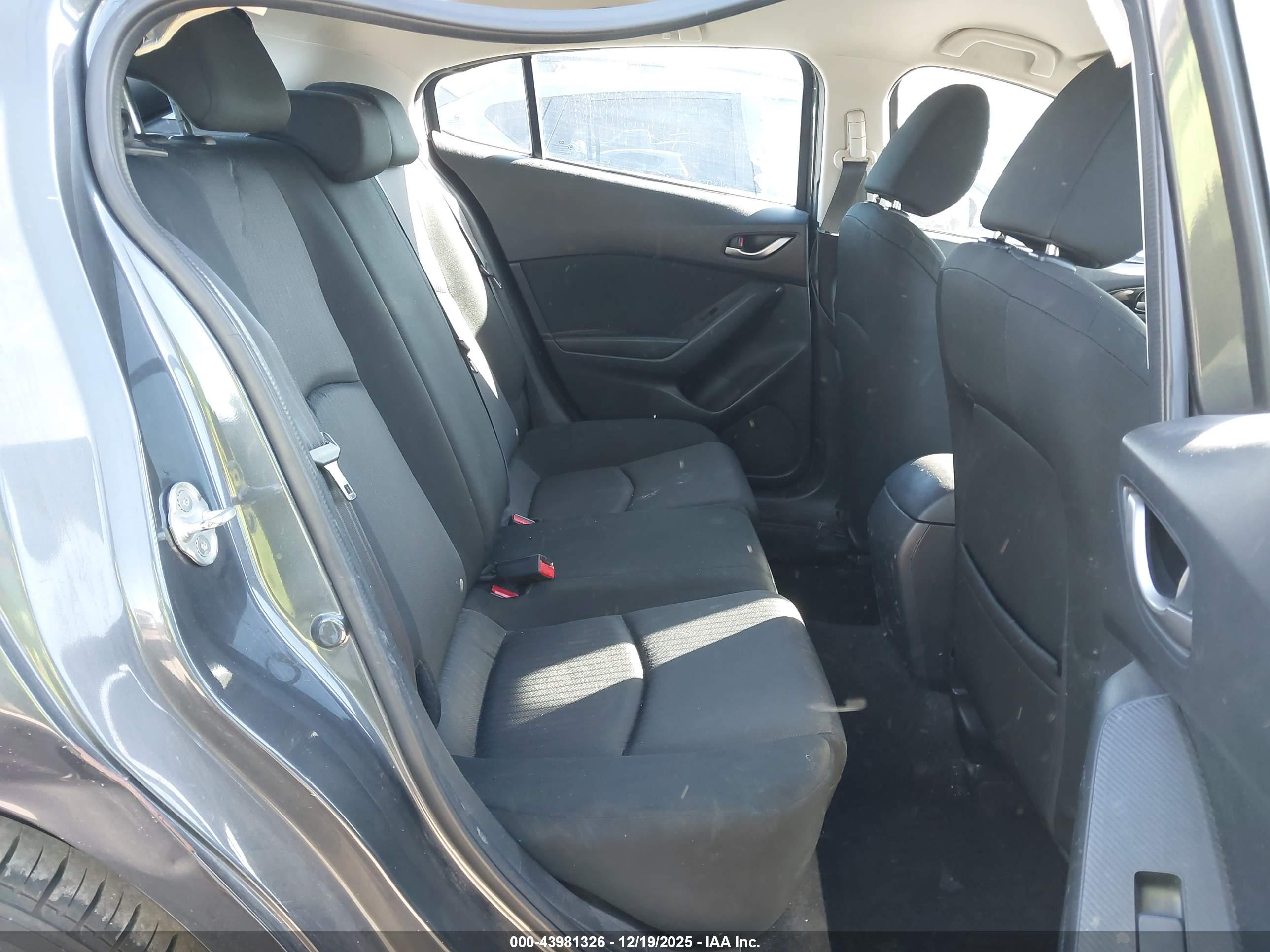 MAZDA MAZDA3 image 8