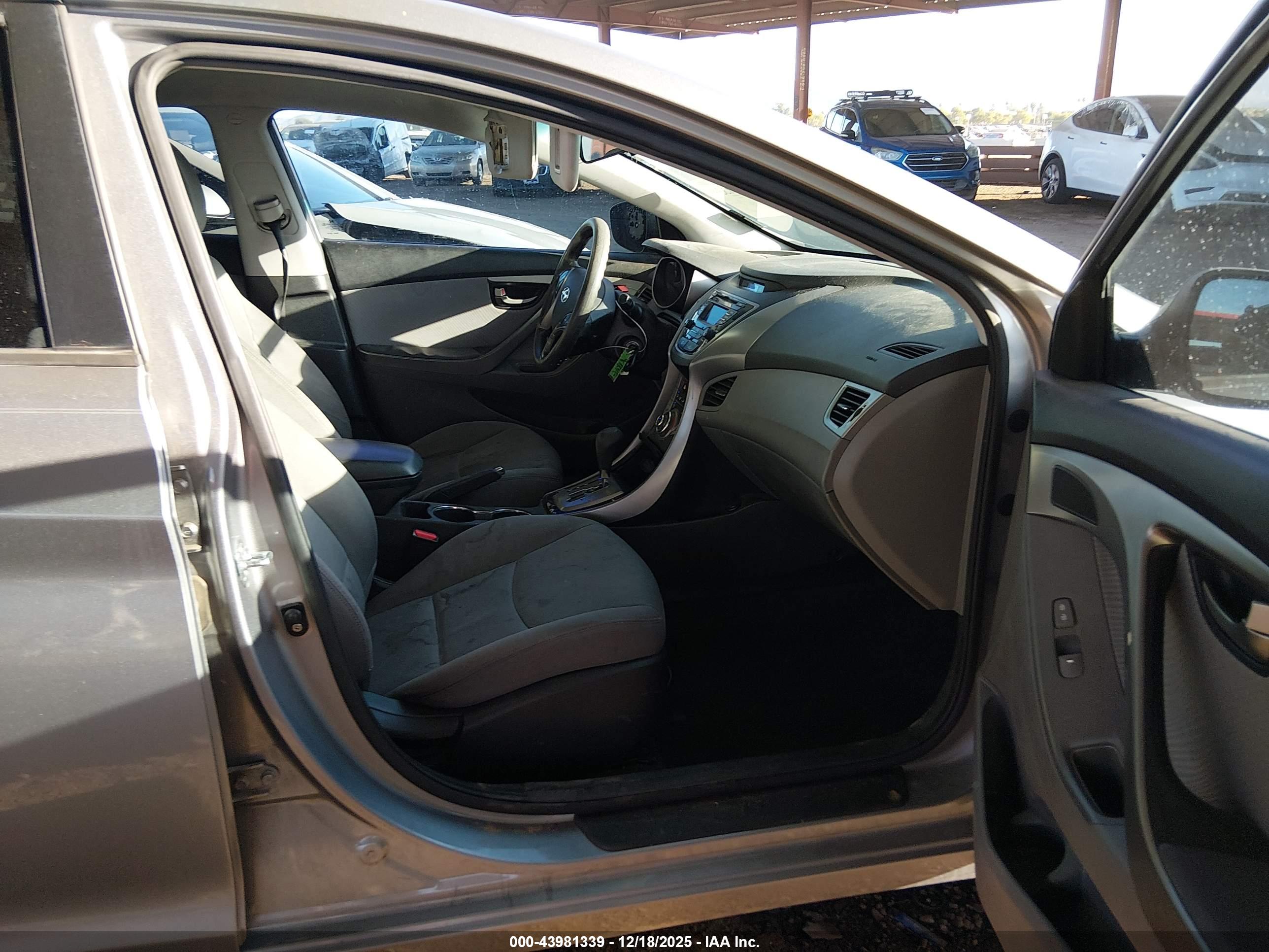 HYUNDAI ELANTRA image 5