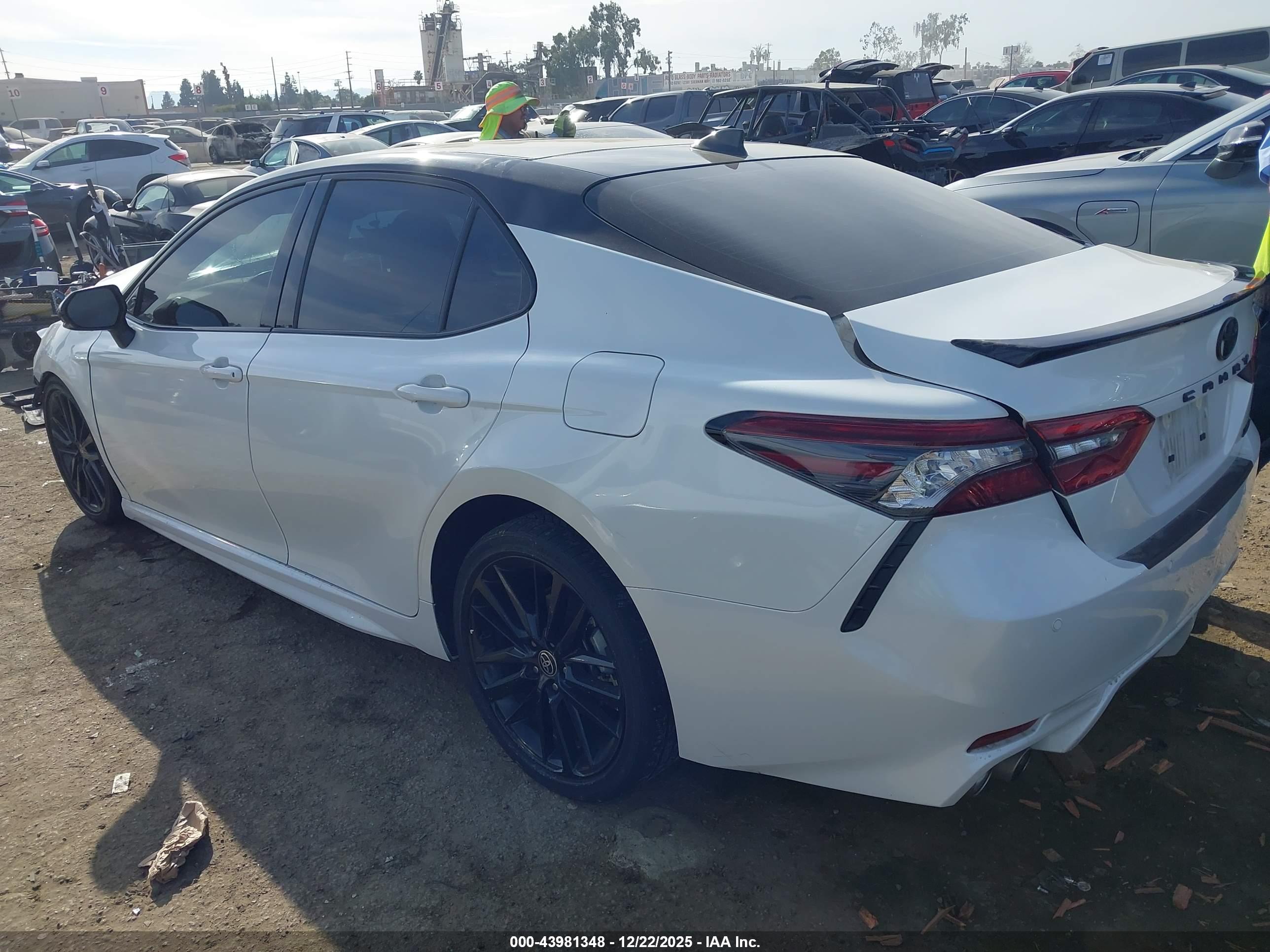 TOYOTA CAMRY image 3