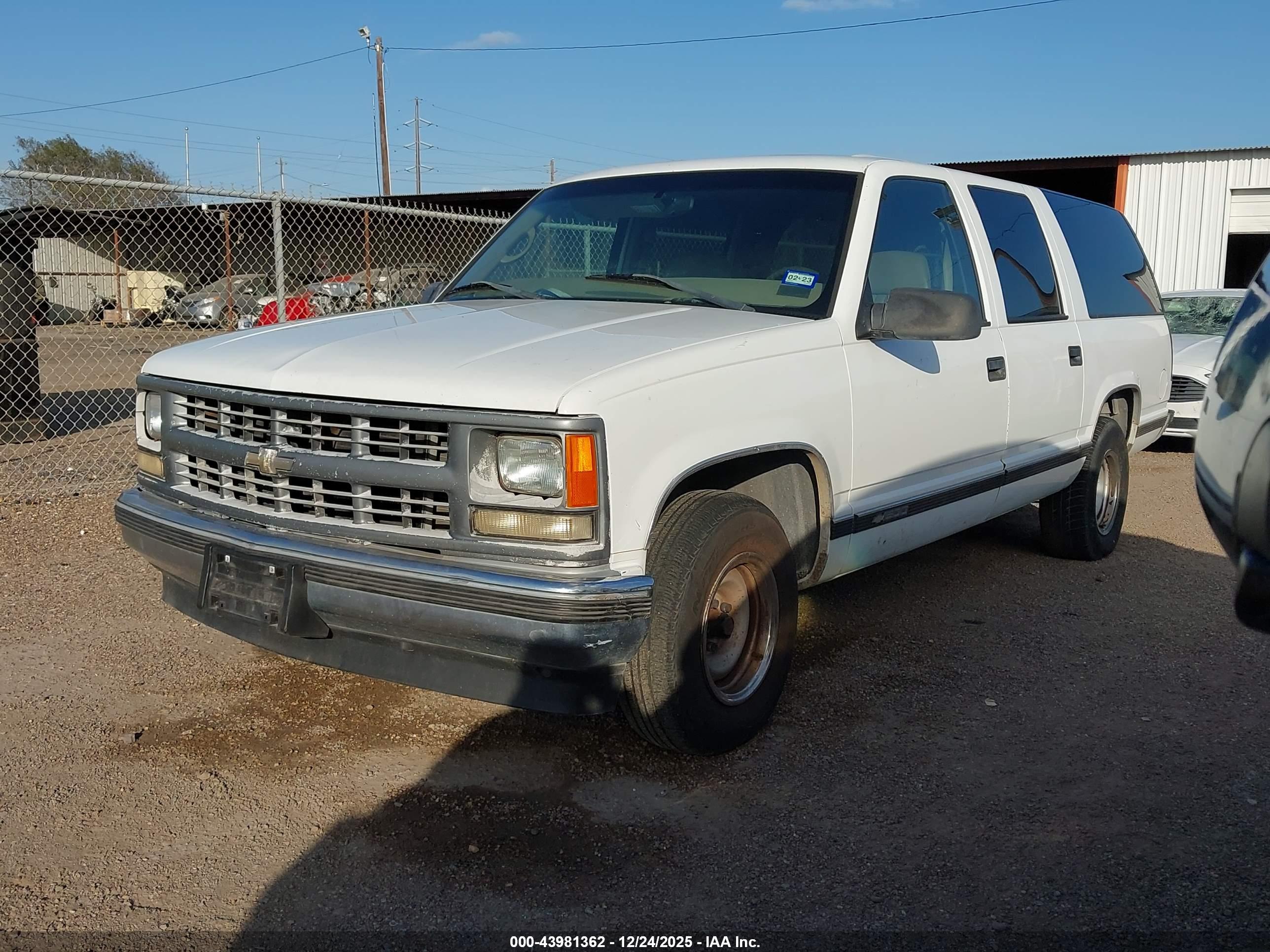 CHEVROLET SUBURBAN image 2