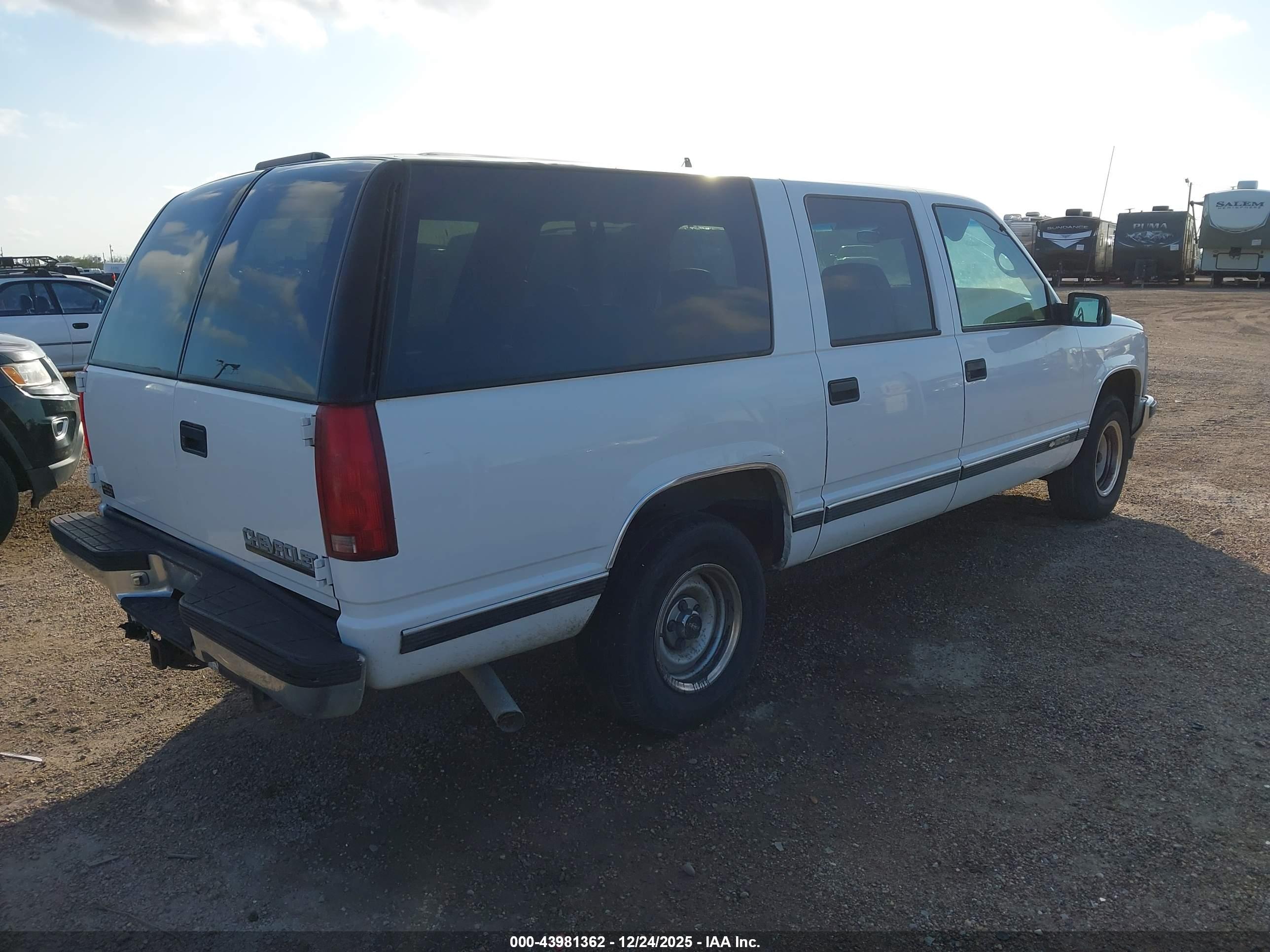 CHEVROLET SUBURBAN image 4