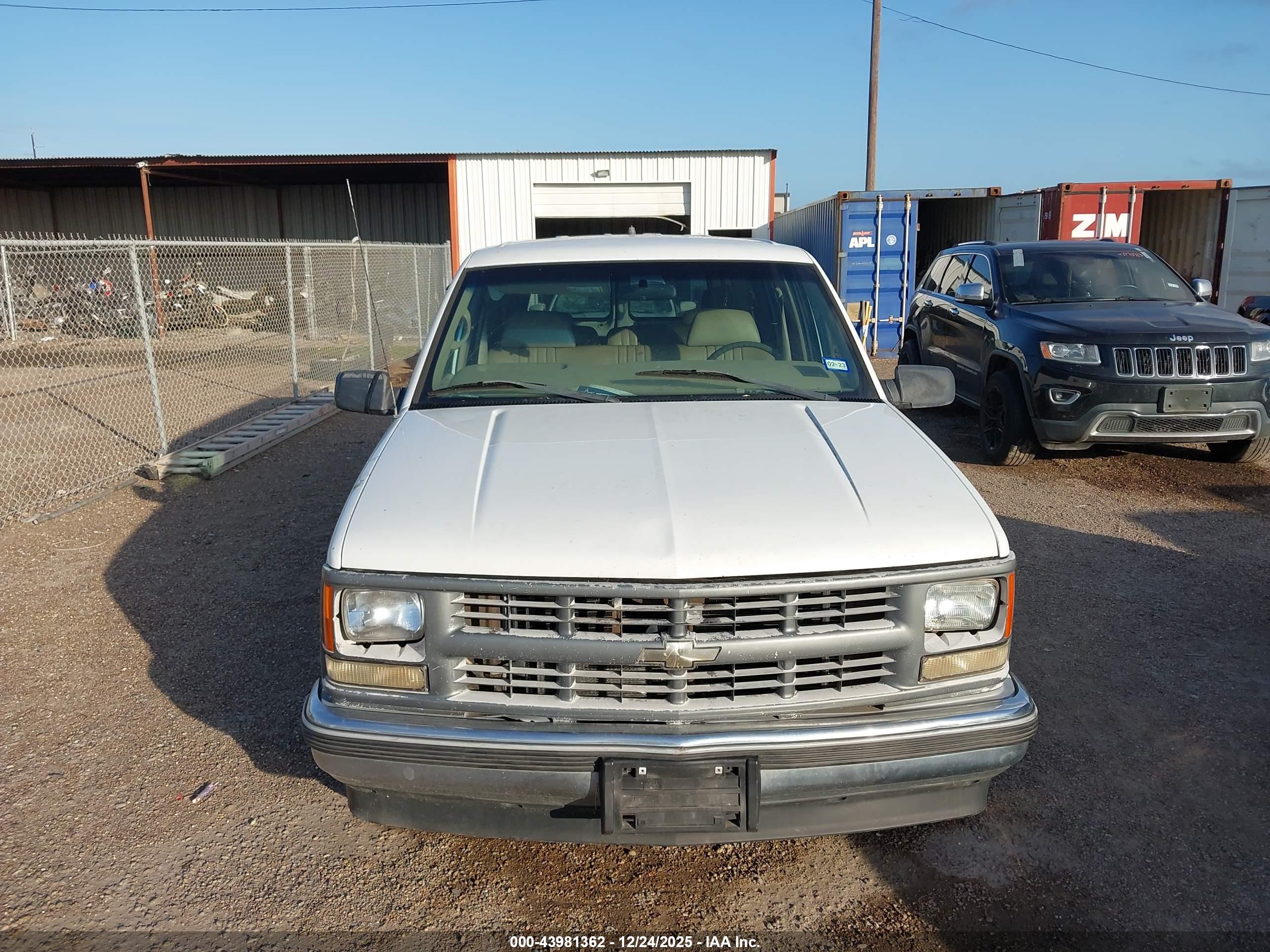 CHEVROLET SUBURBAN image 6