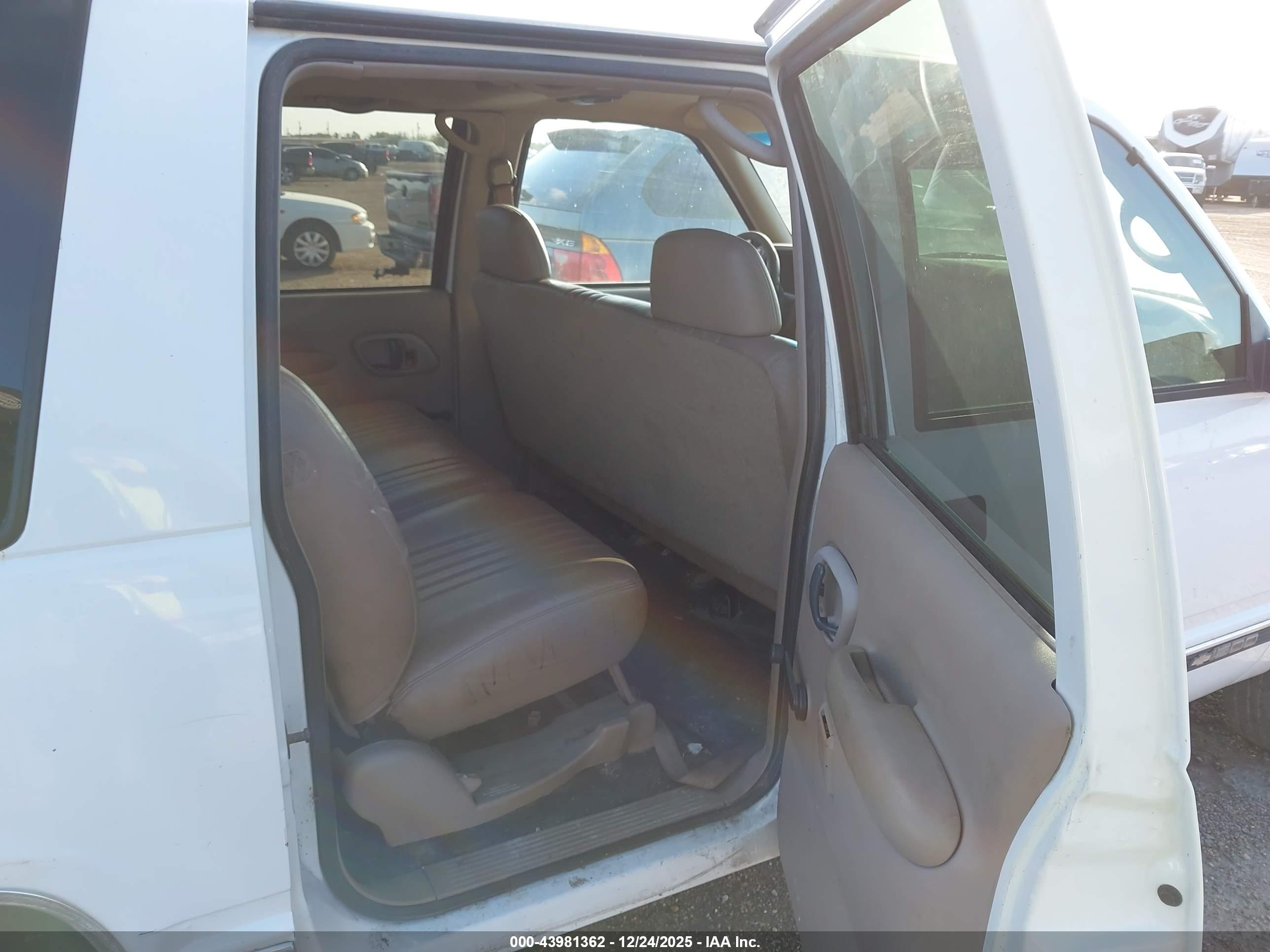 CHEVROLET SUBURBAN image 8