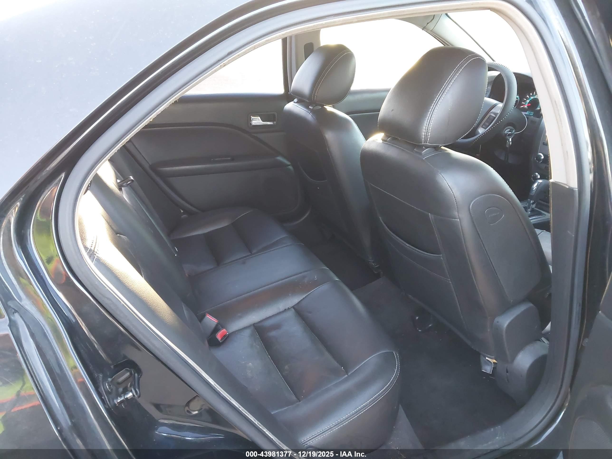 FORD FUSION image 8