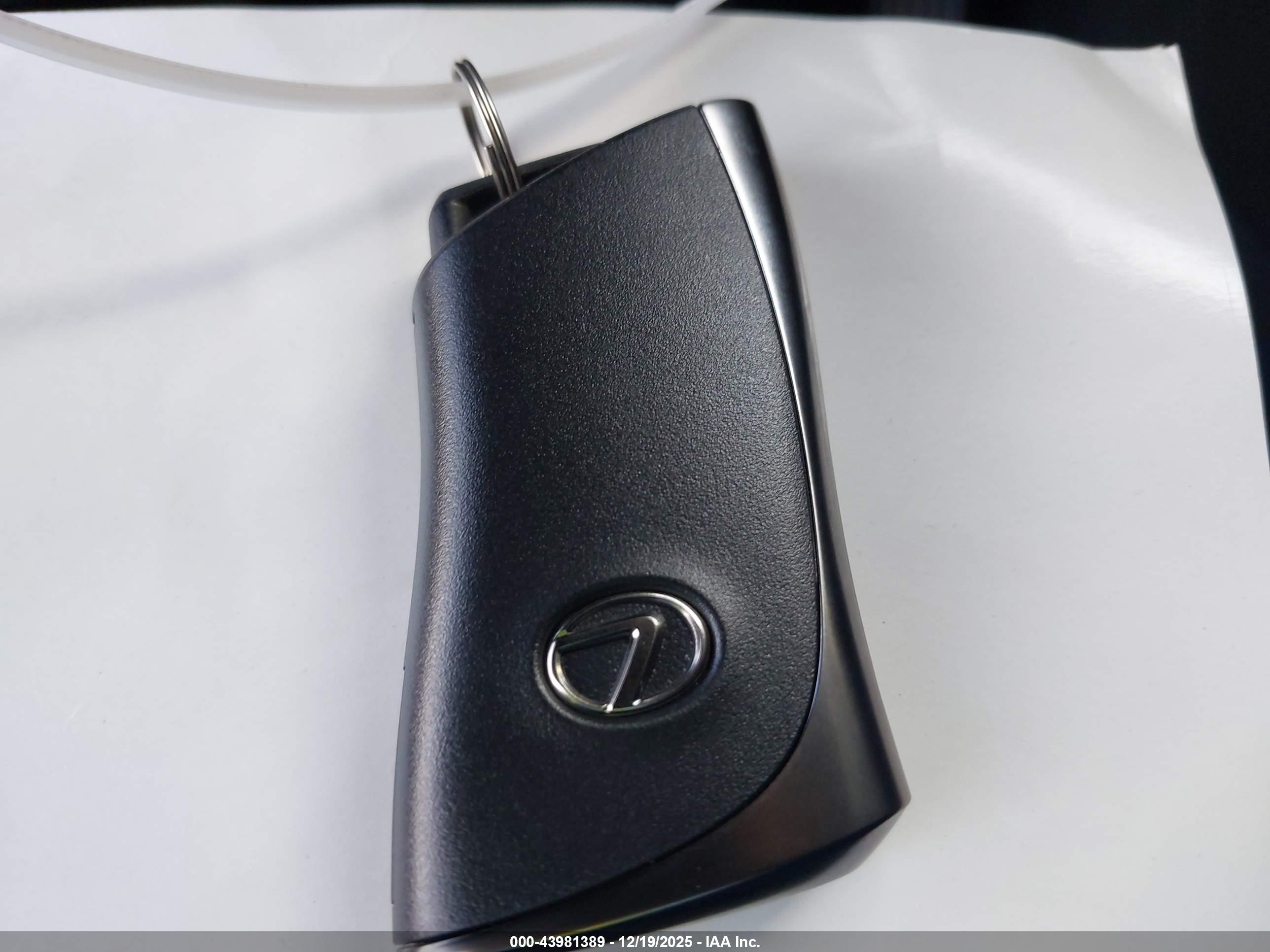 LEXUS UX image 11