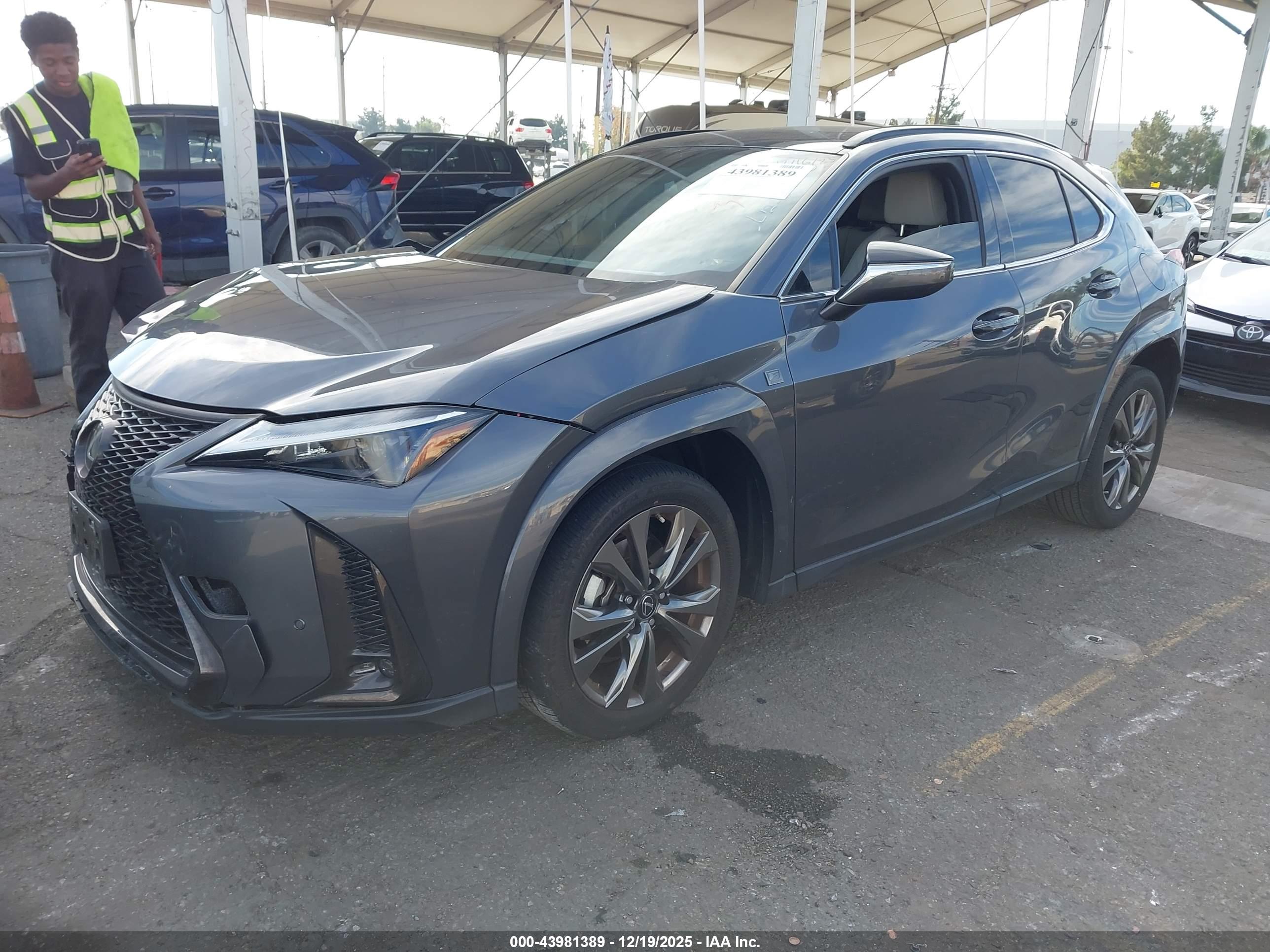 LEXUS UX image 2