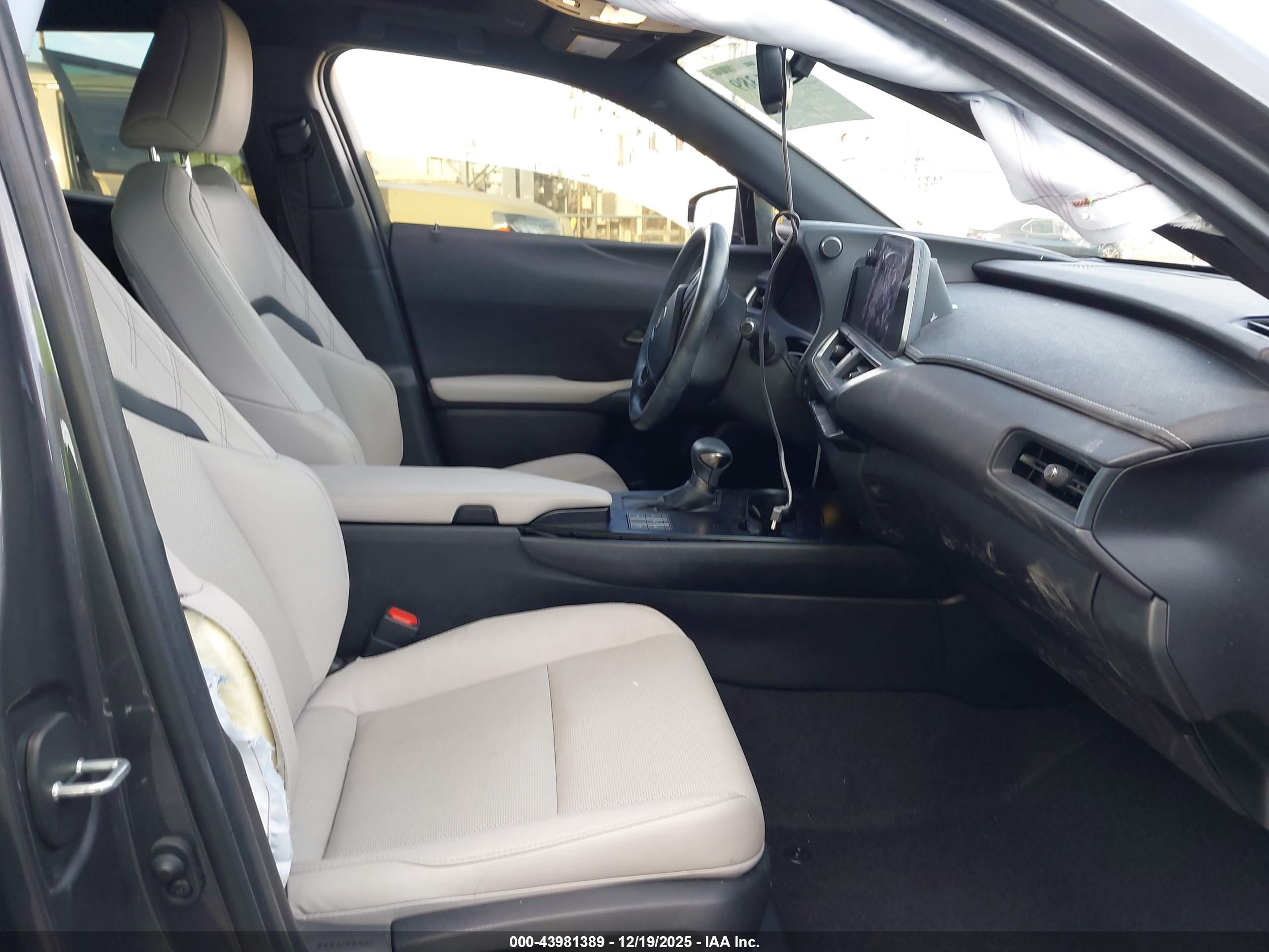LEXUS UX image 5