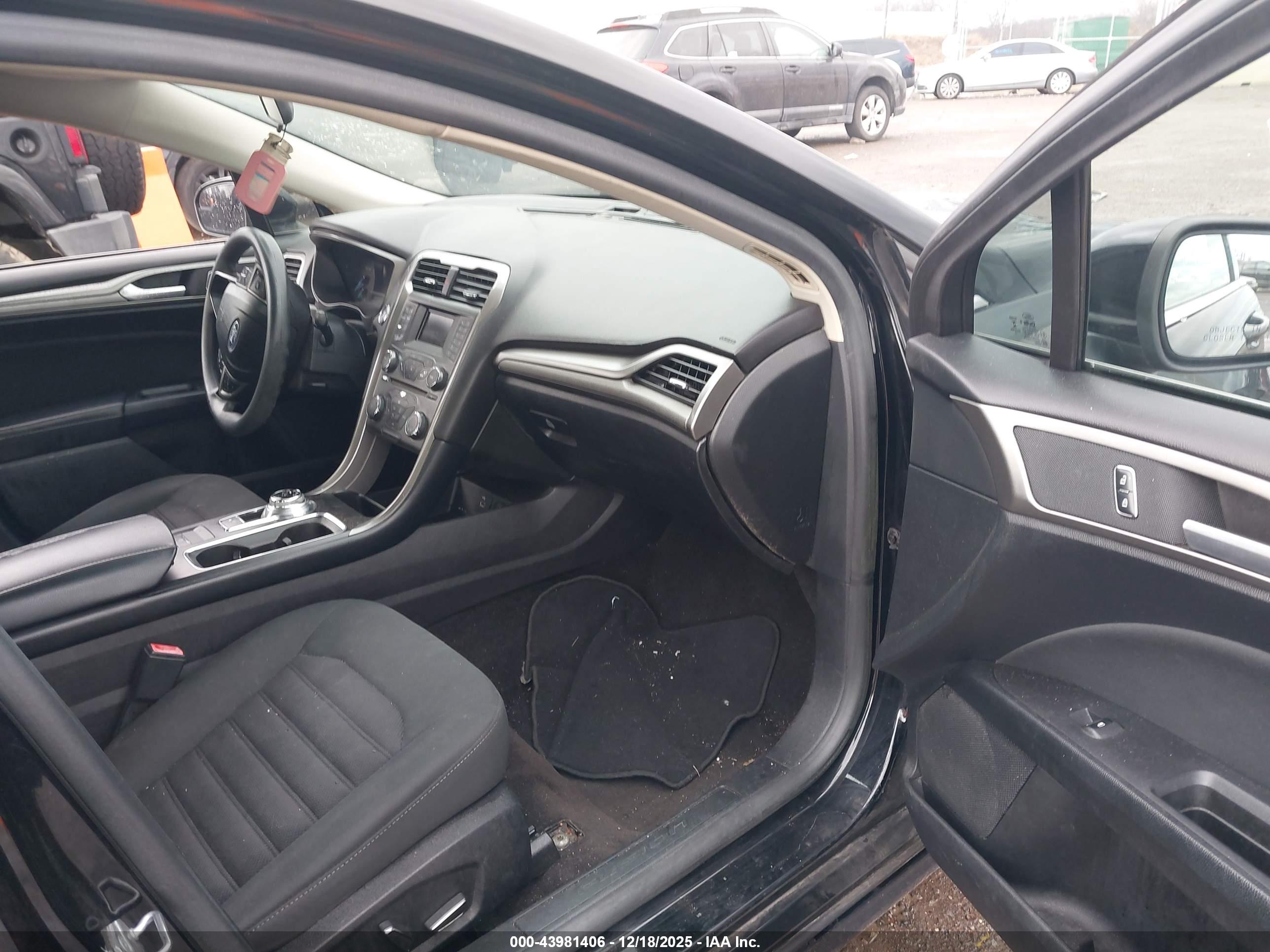 FORD FUSION image 5