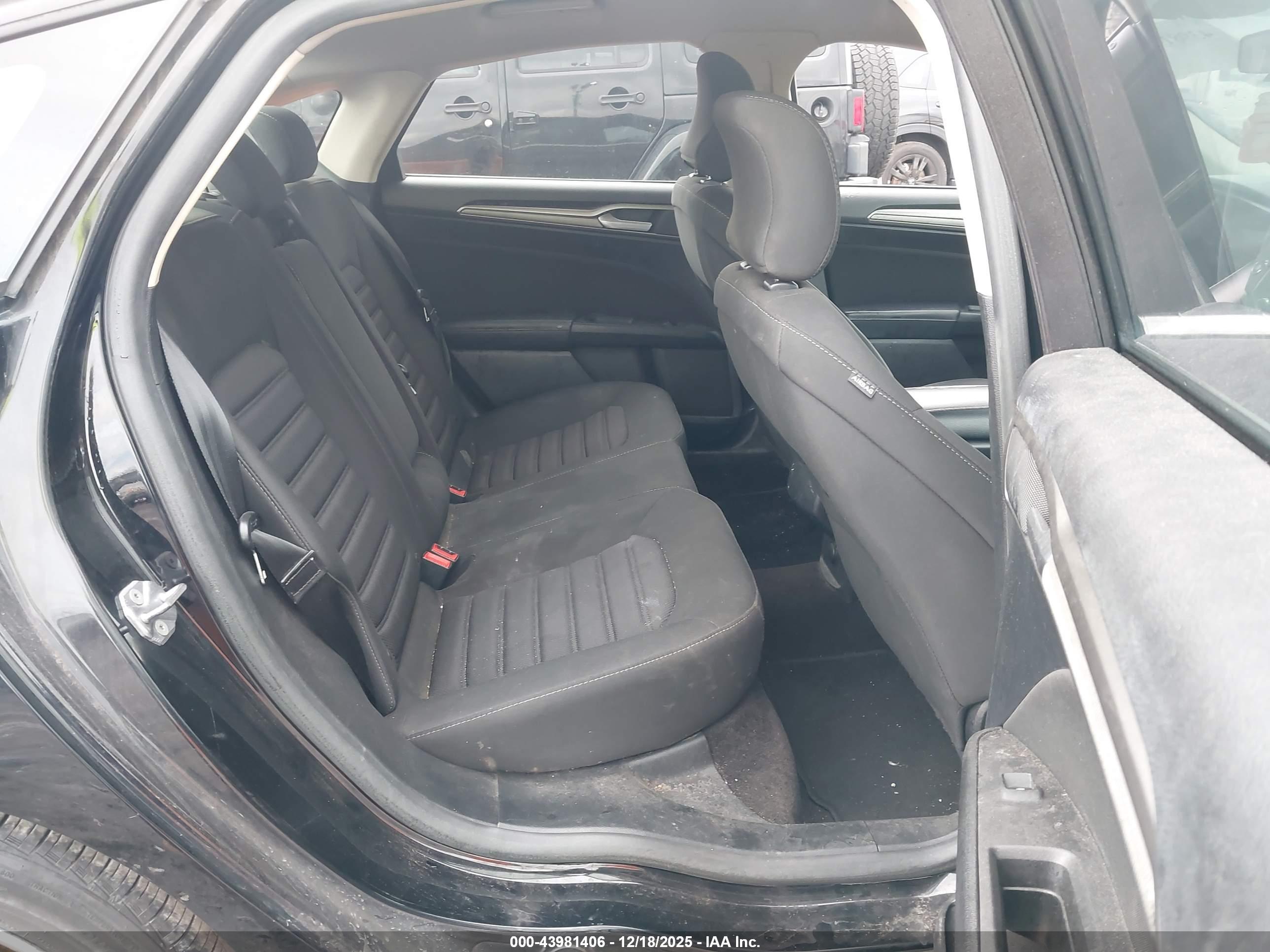 FORD FUSION image 8