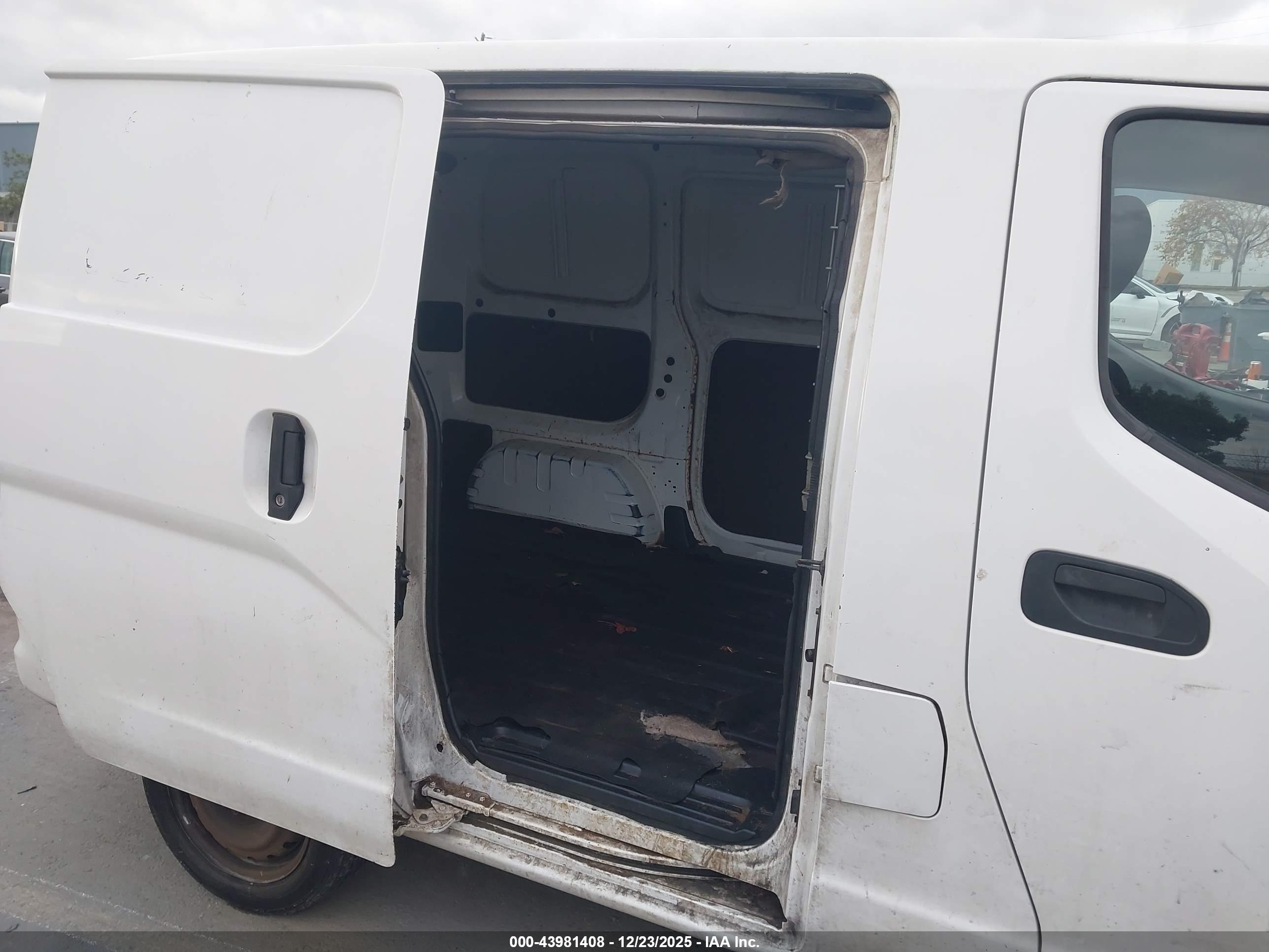 NISSAN NV200 image 8
