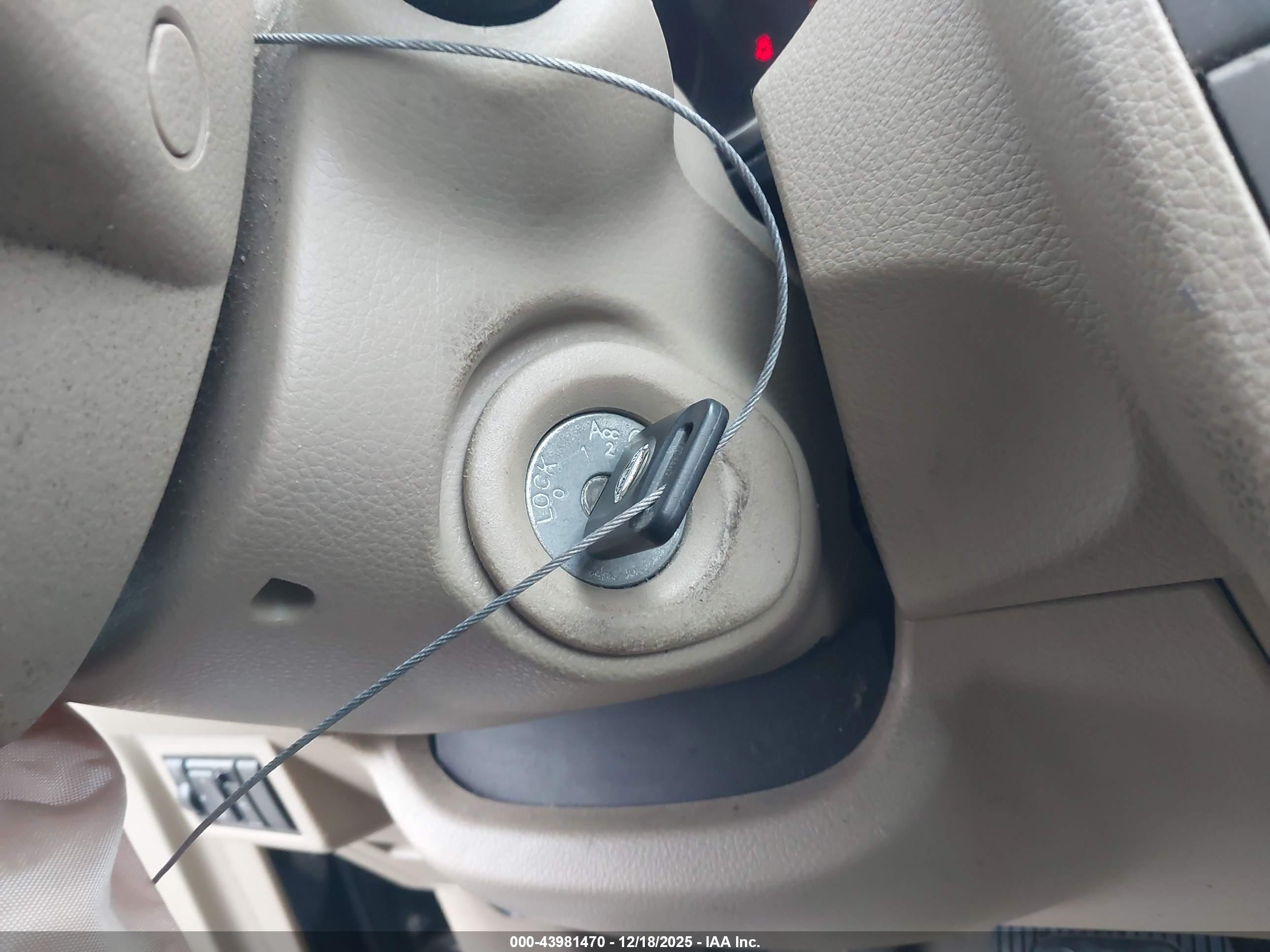 NISSAN VERSA image 11